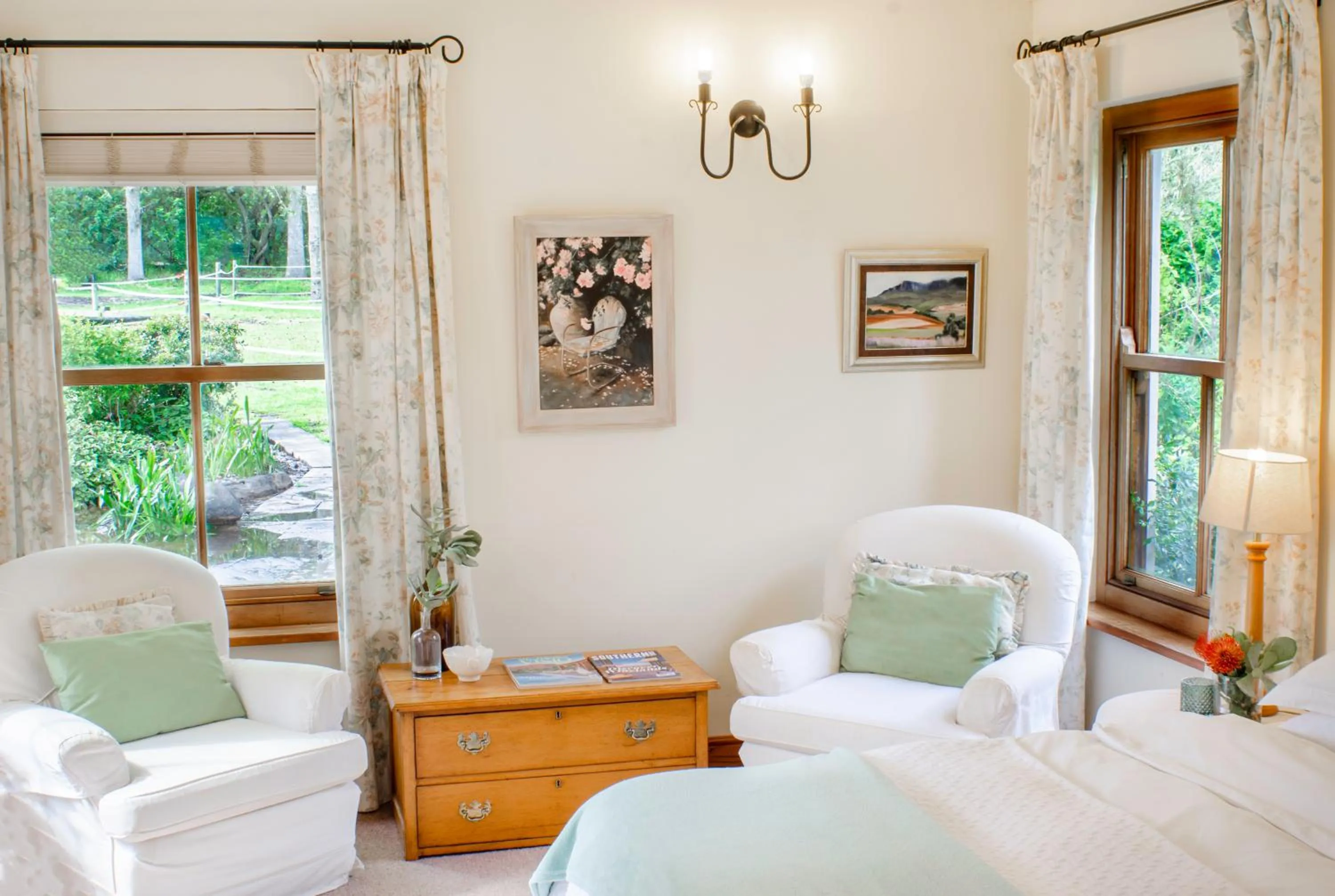 Seating area, Bed in Languedoc