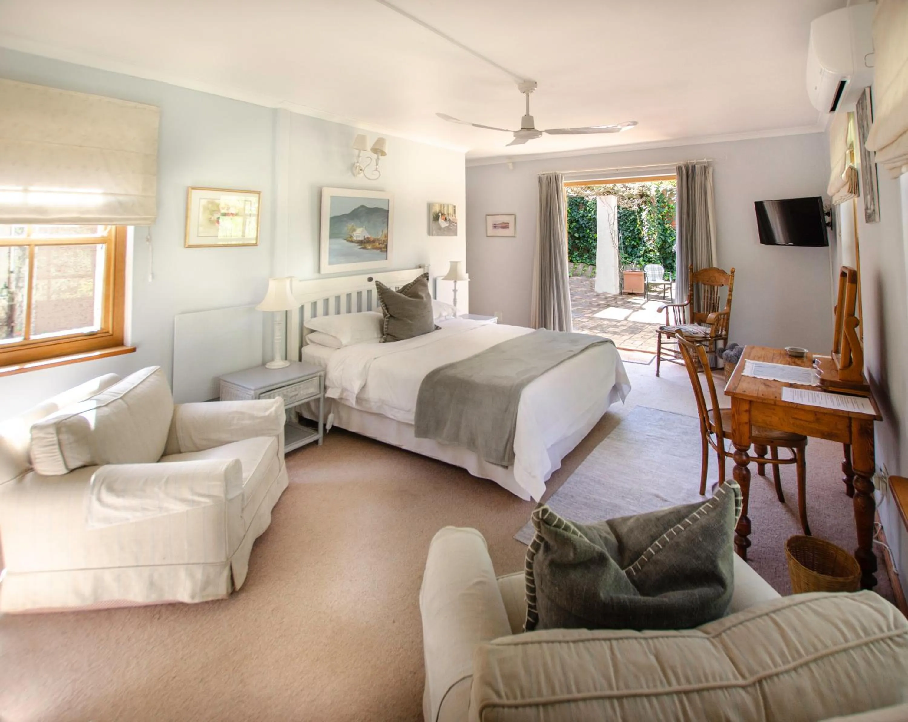 Photo of the whole room, Bed in Languedoc