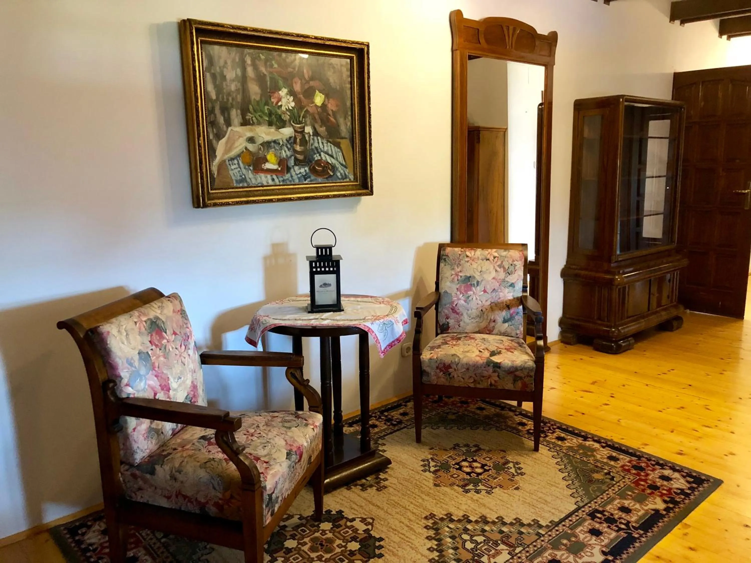 Communal lounge/ TV room in The Houses of History - anno 1830