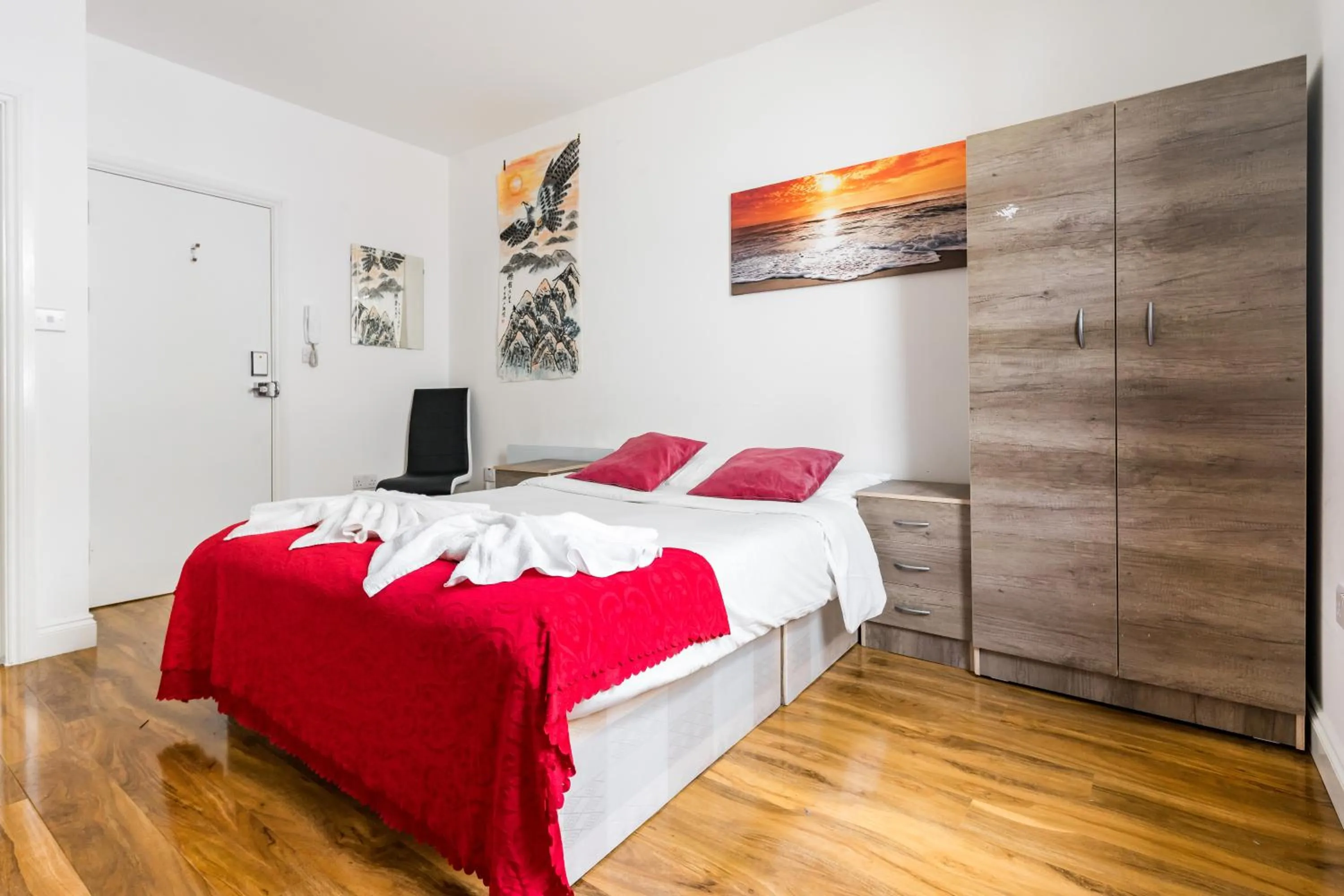 Bedroom, Bed in City Rooms