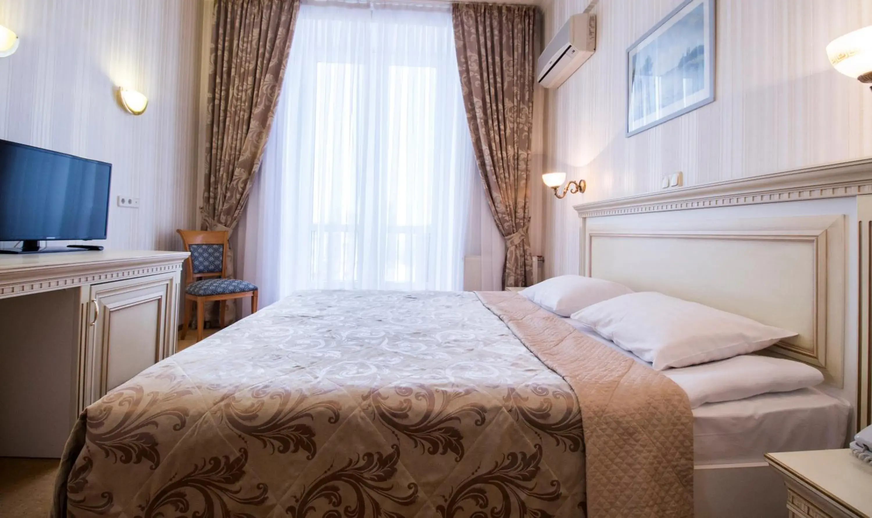 Suite - single occupancy in Ukraine Hotel Suite - single occupancy in Ukraine Hotel