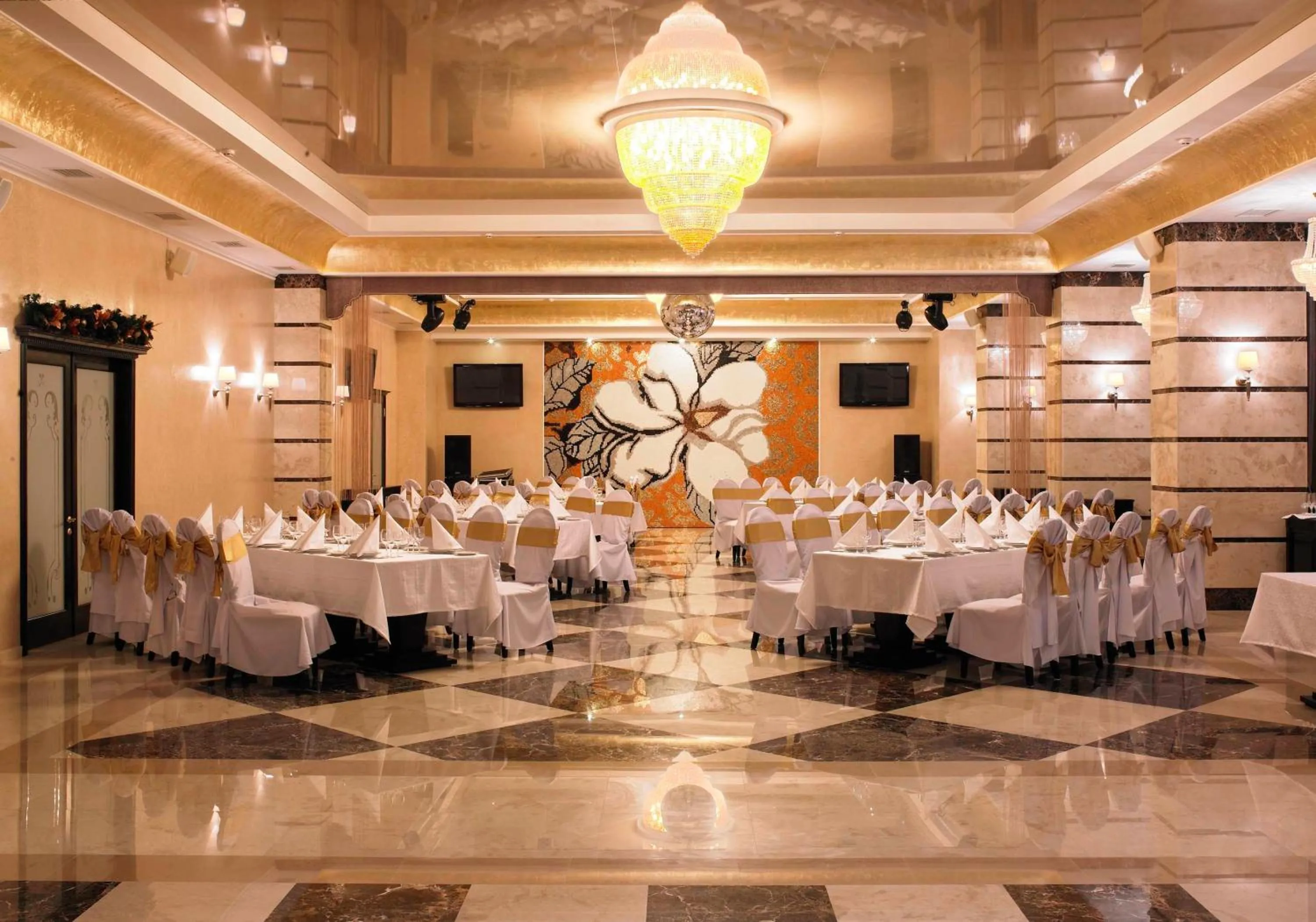 Restaurant/places to eat in Ukraine Hotel