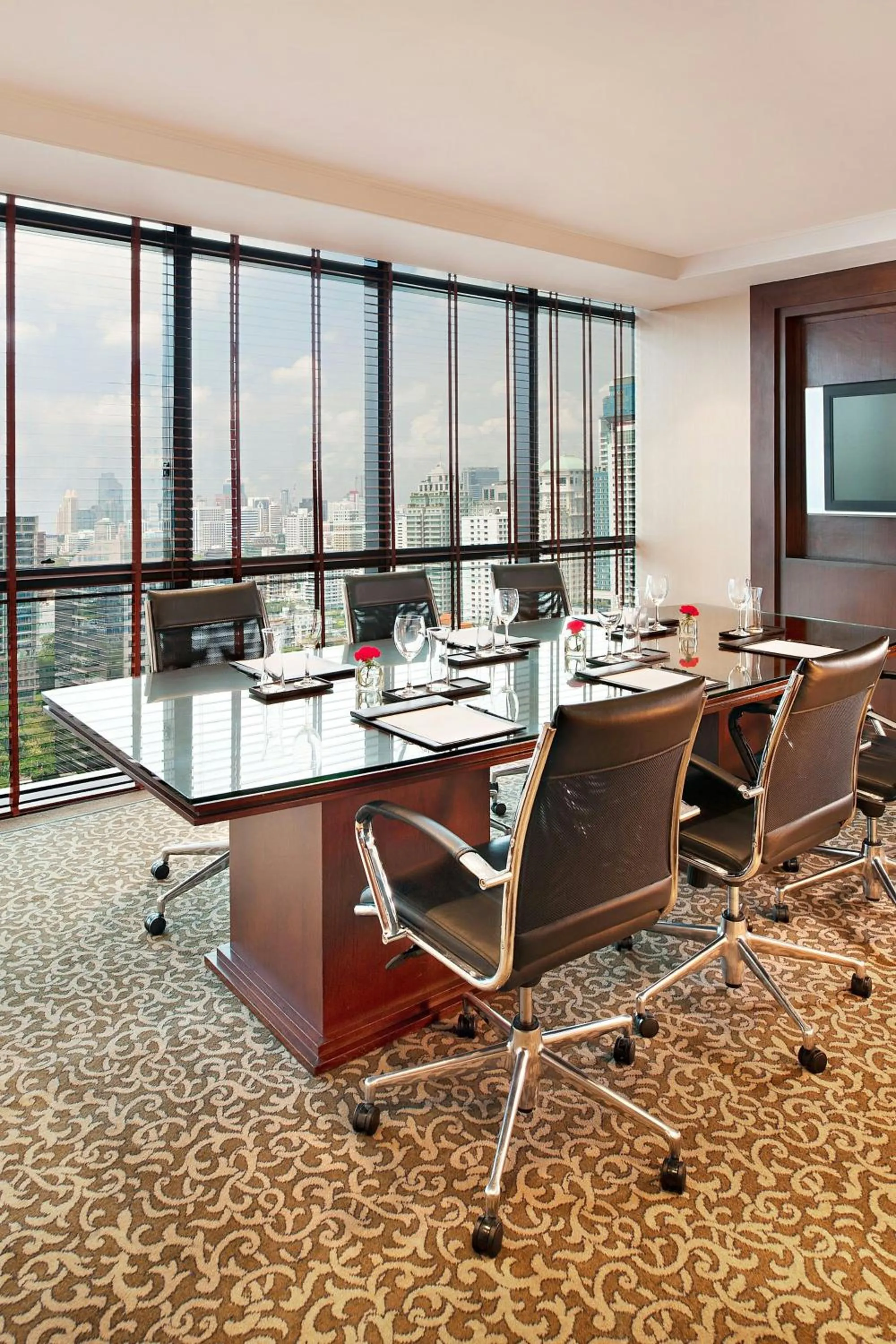 Lounge or bar in The Athenee Hotel, a Luxury Collection Hotel, Bangkok