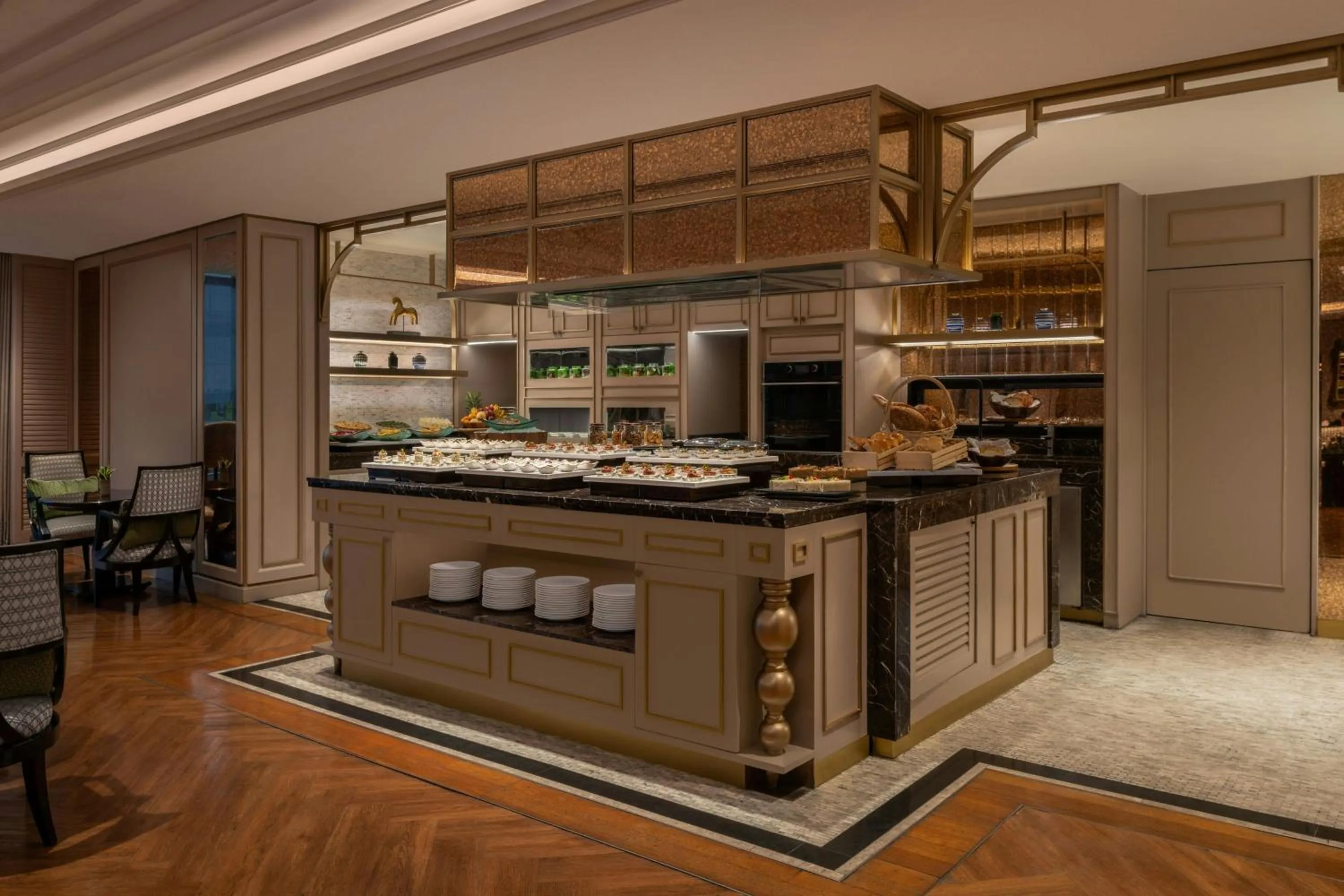 Lounge or bar in The Athenee Hotel, a Luxury Collection Hotel, Bangkok