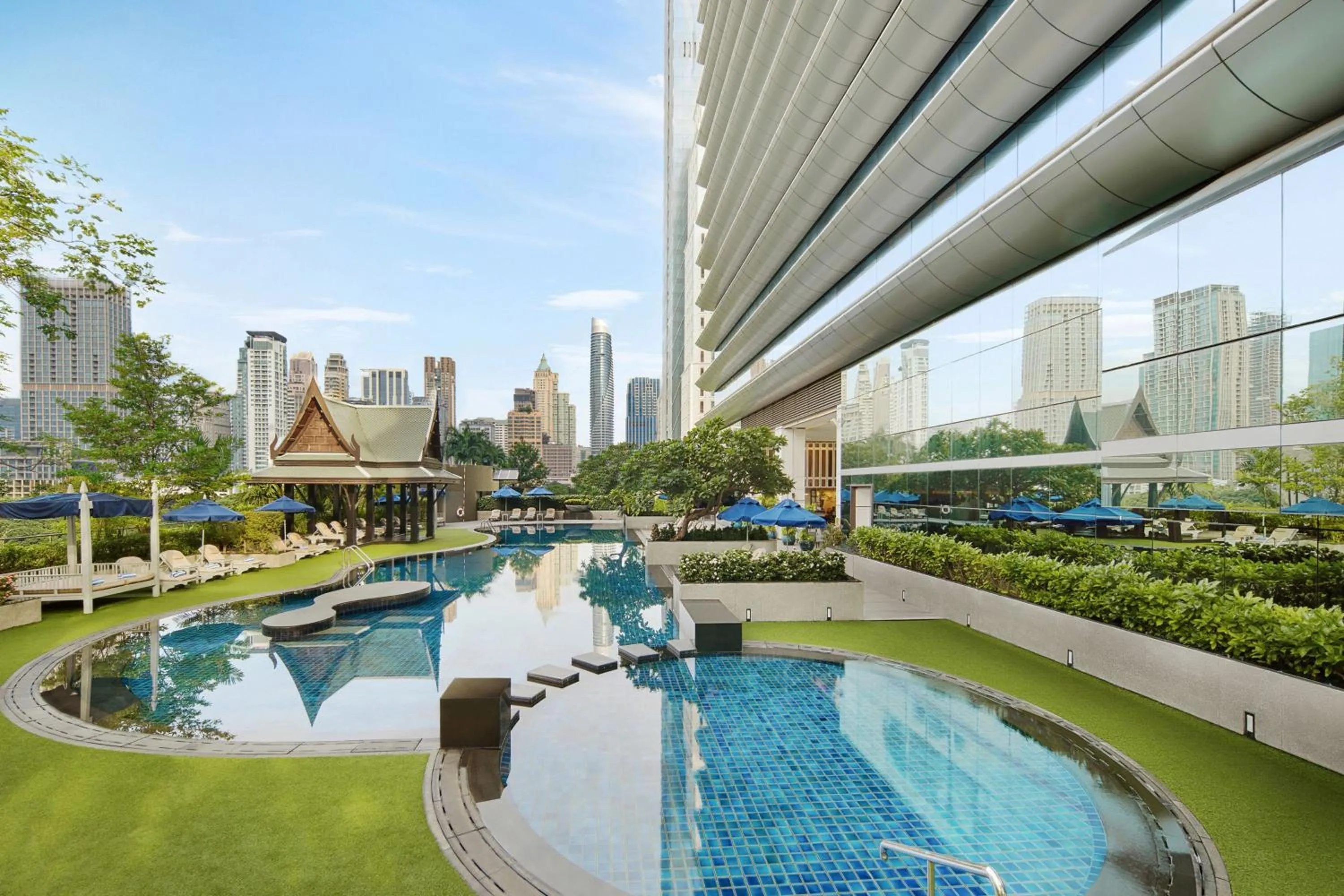 Swimming pool in The Athenee Hotel, a Luxury Collection Hotel, Bangkok