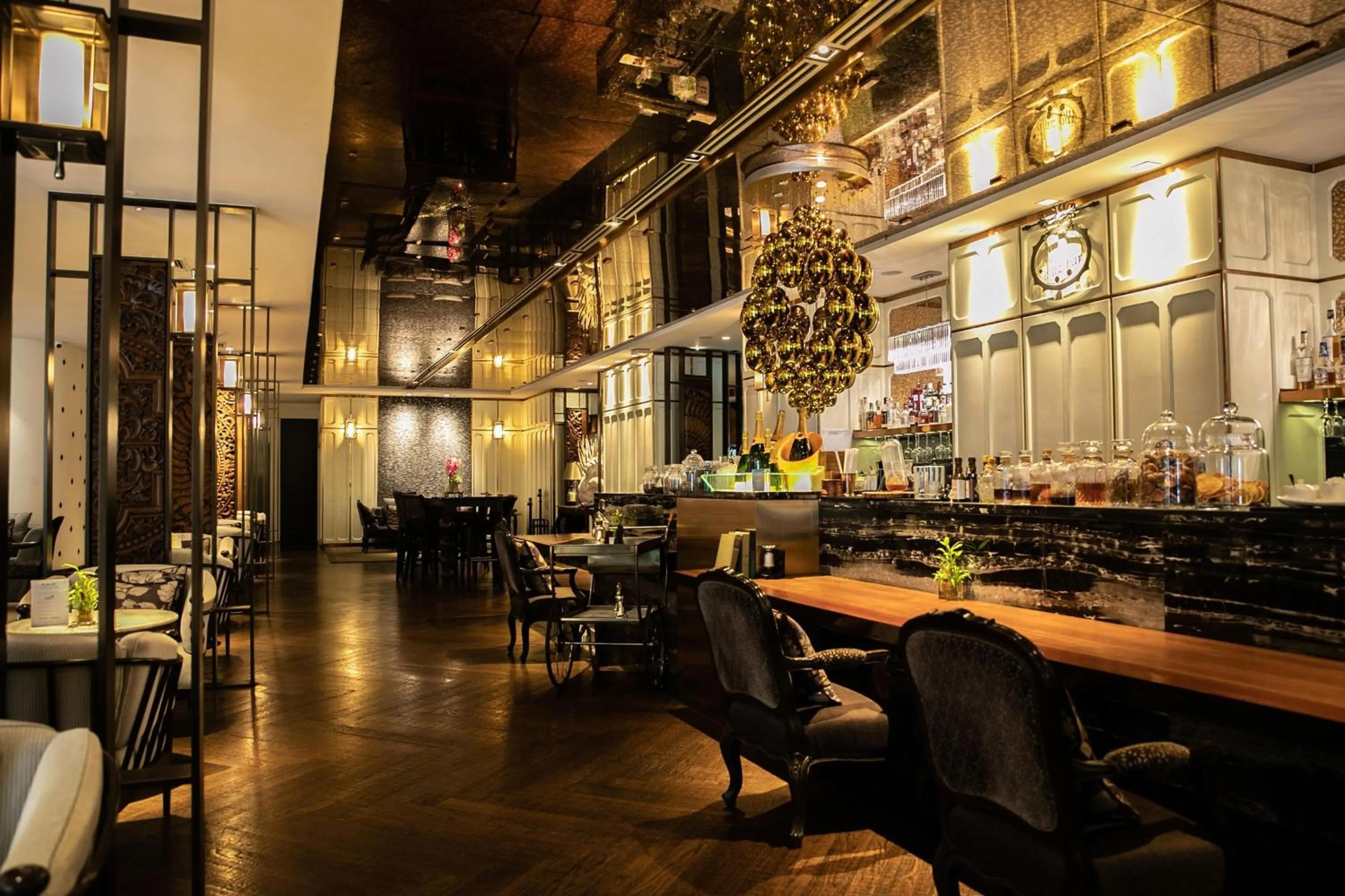 Lounge or bar in The Athenee Hotel, a Luxury Collection Hotel, Bangkok