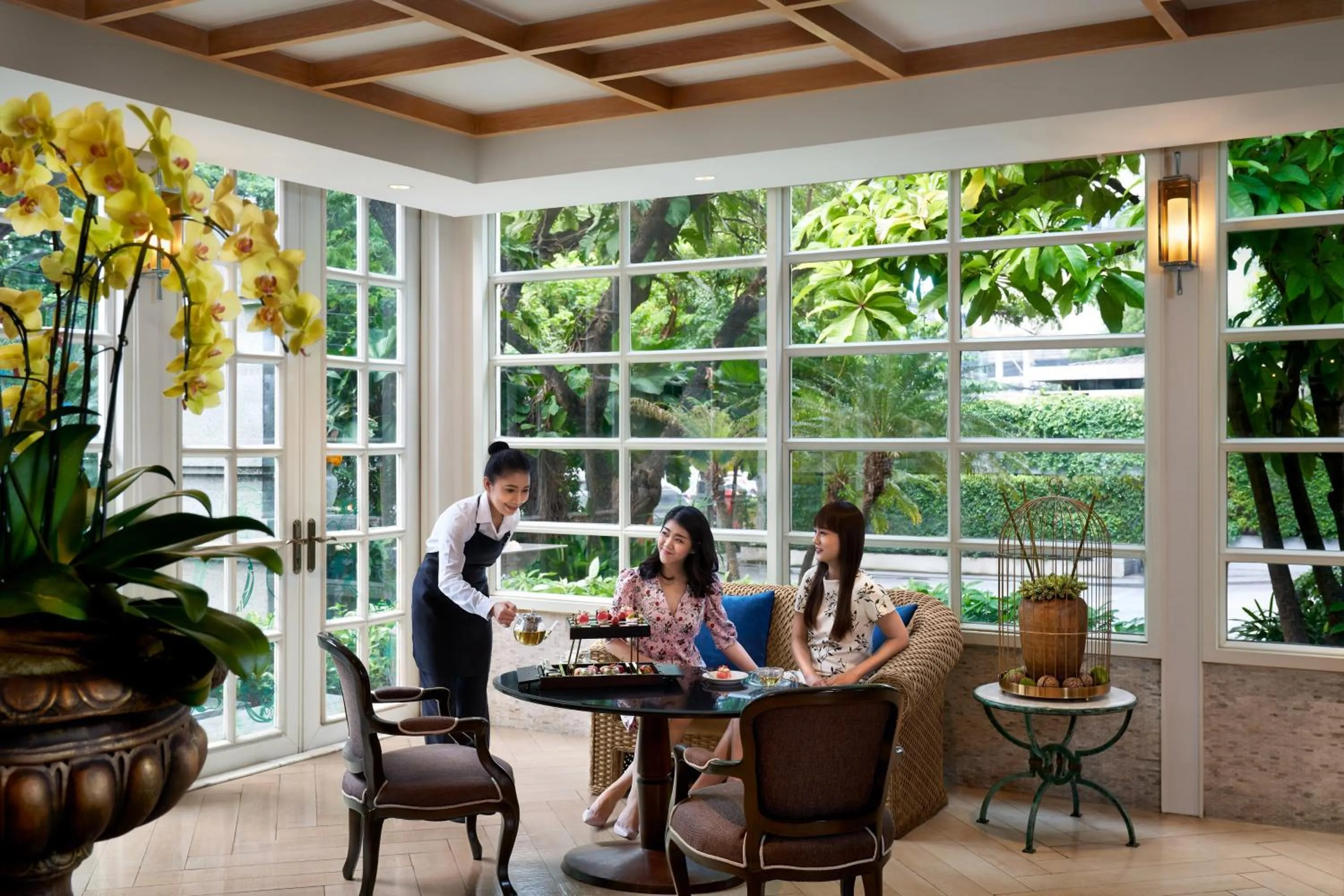 Restaurant/places to eat in The Athenee Hotel, a Luxury Collection Hotel, Bangkok