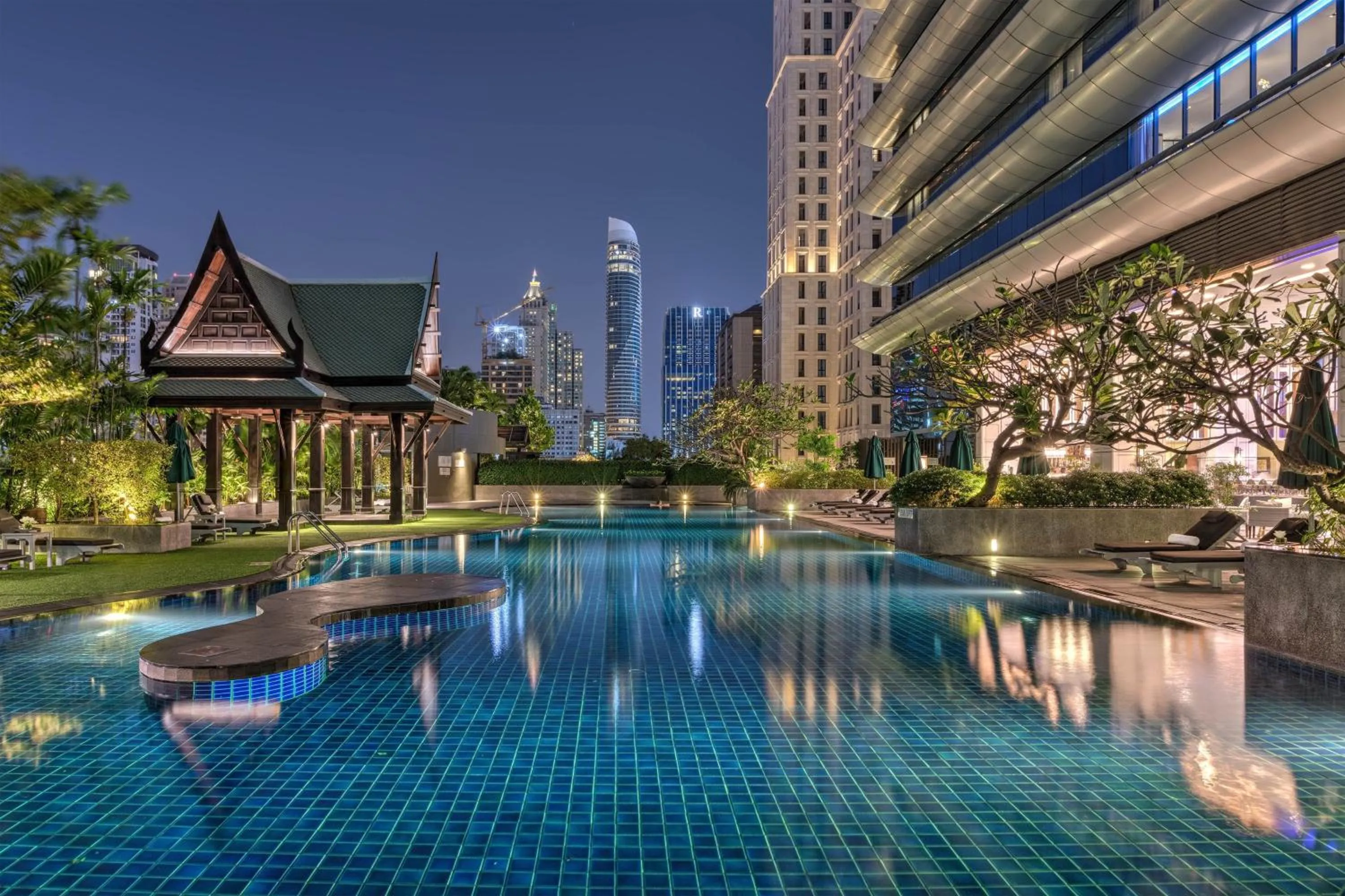 Swimming pool in The Athenee Hotel, a Luxury Collection Hotel, Bangkok