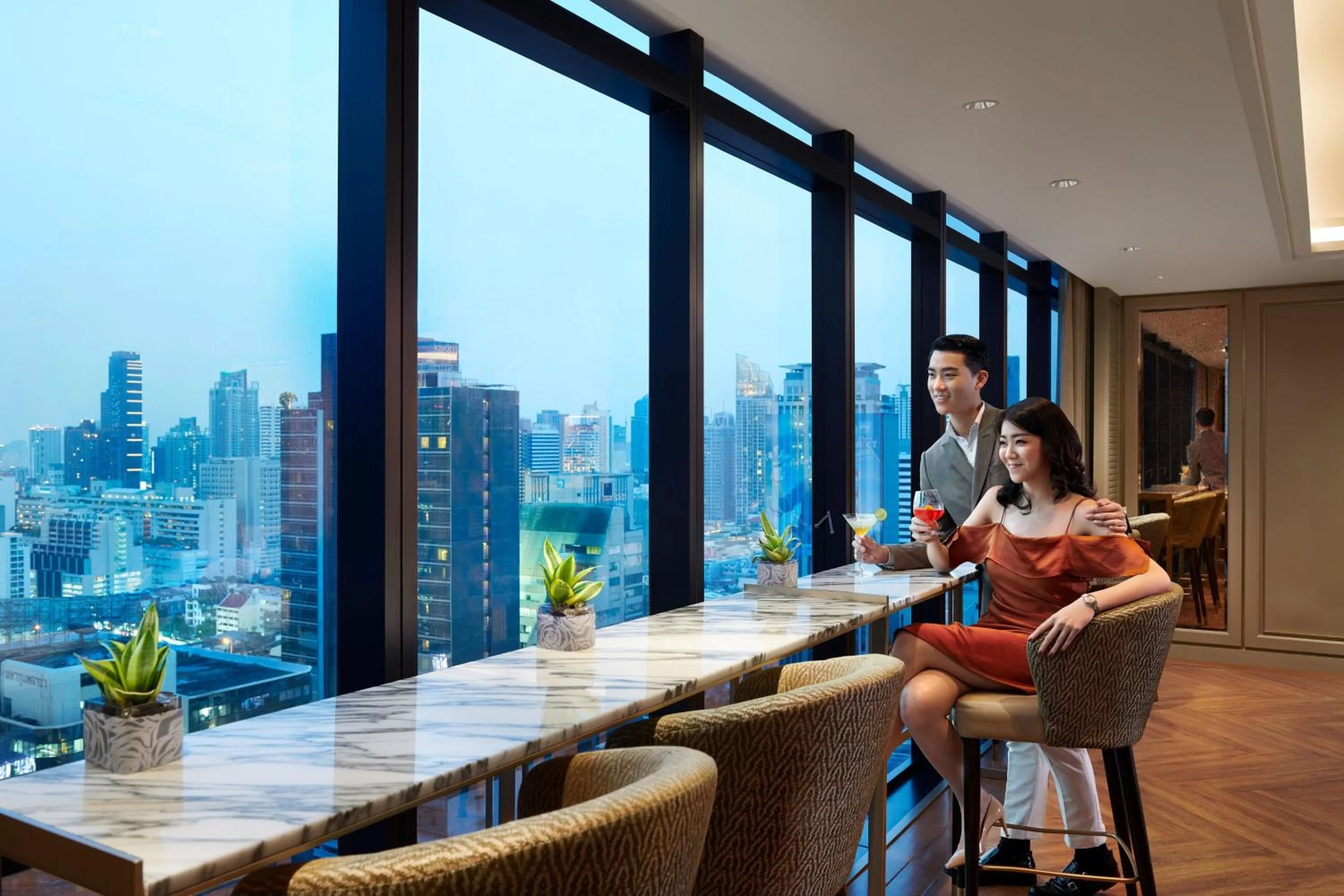 Lounge or bar in The Athenee Hotel, a Luxury Collection Hotel, Bangkok