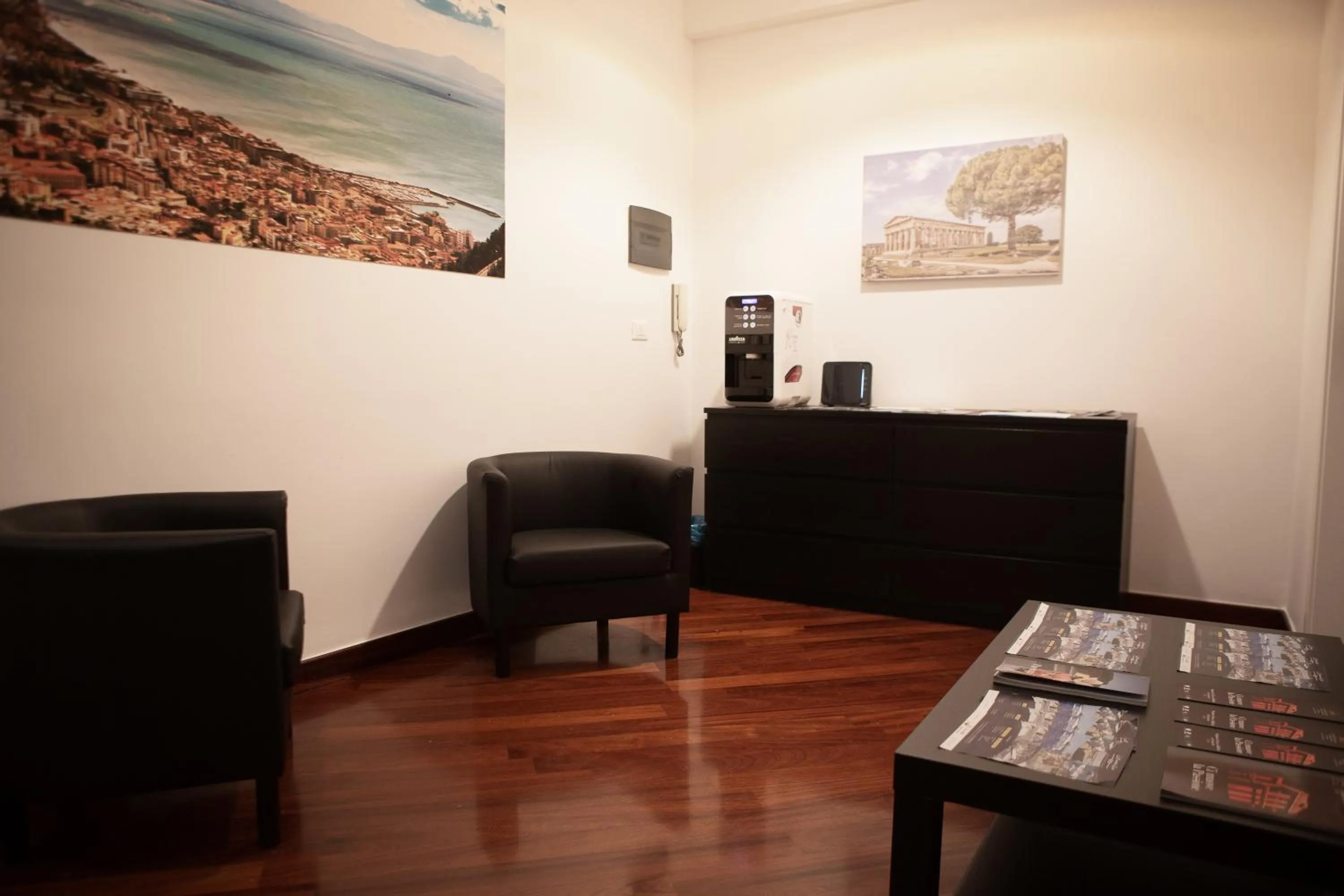 Communal lounge/ TV room in B&B Salerno Center