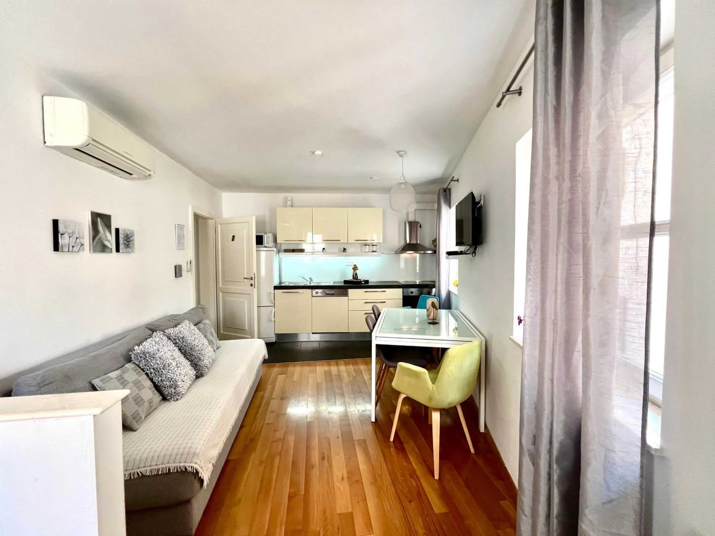 TV and multimedia, Bed in Villa Daky