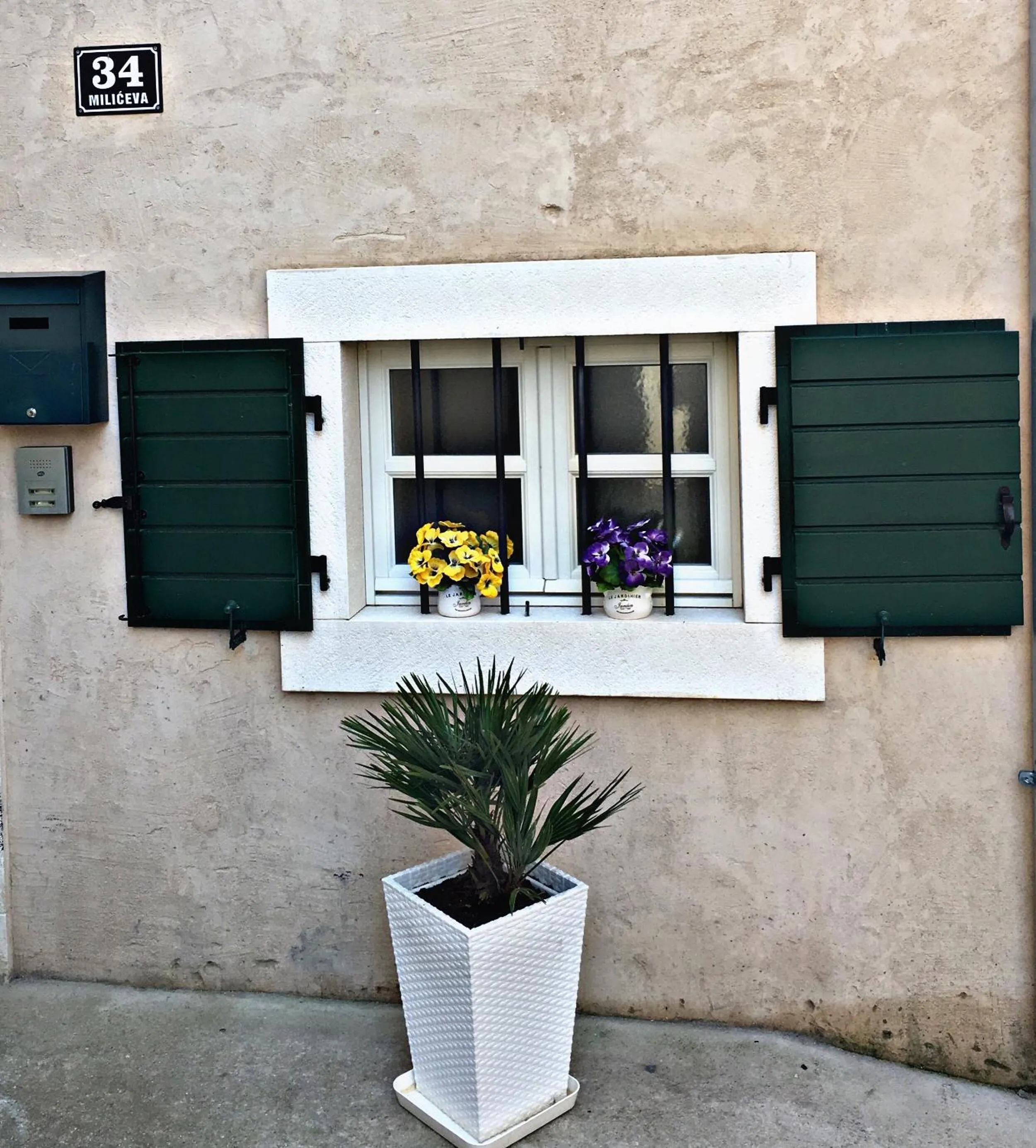 Facade/entrance in Villa Daky