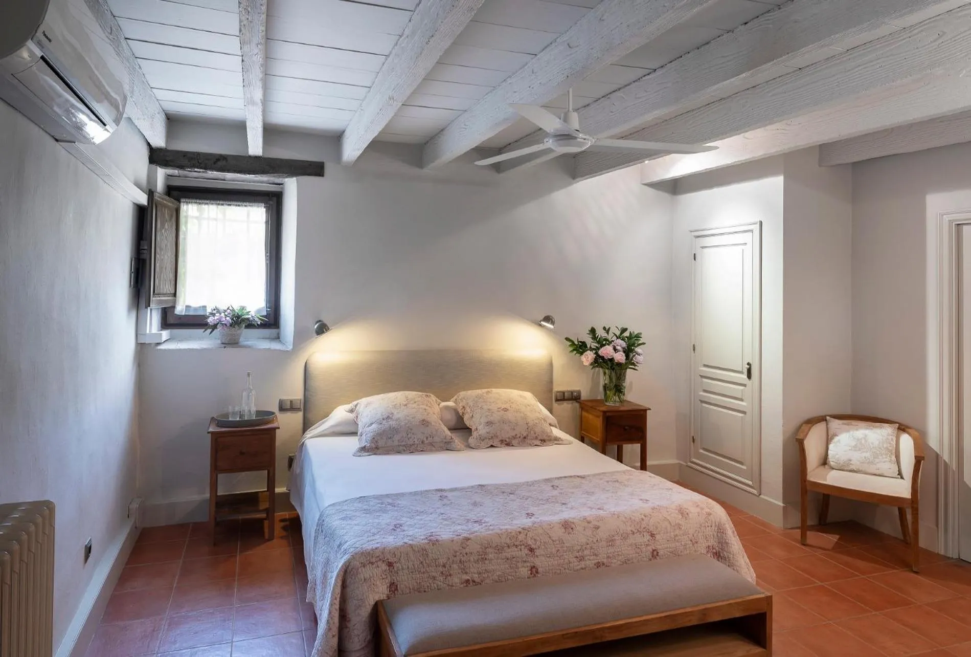 Photo of the whole room, Bed in Can Mora de Dalt