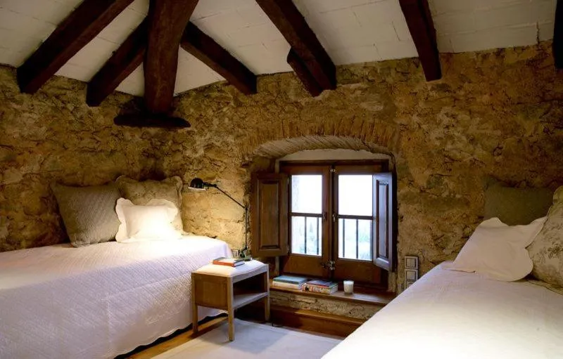 Photo of the whole room, Bed in Can Mora de Dalt