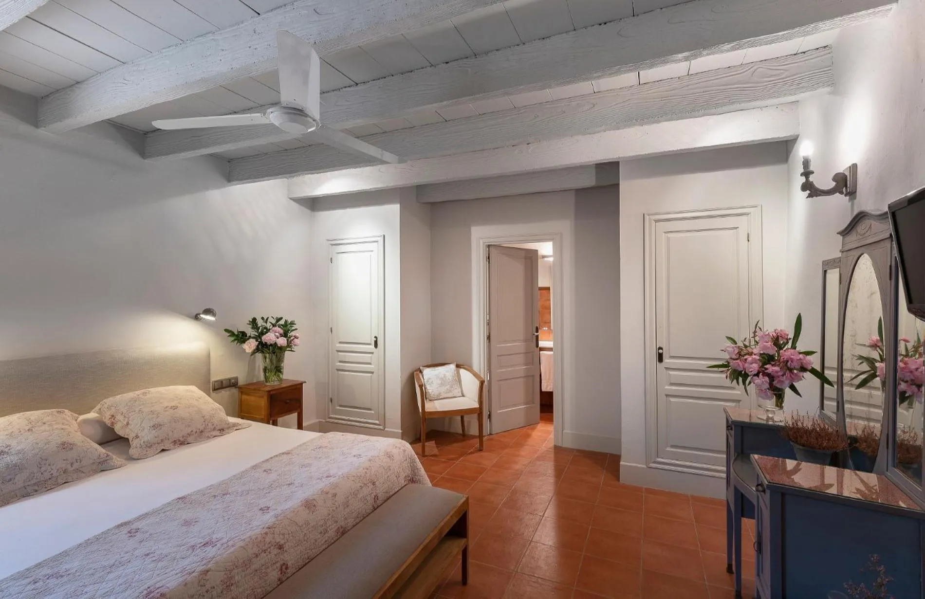 Photo of the whole room, Bed in Can Mora de Dalt