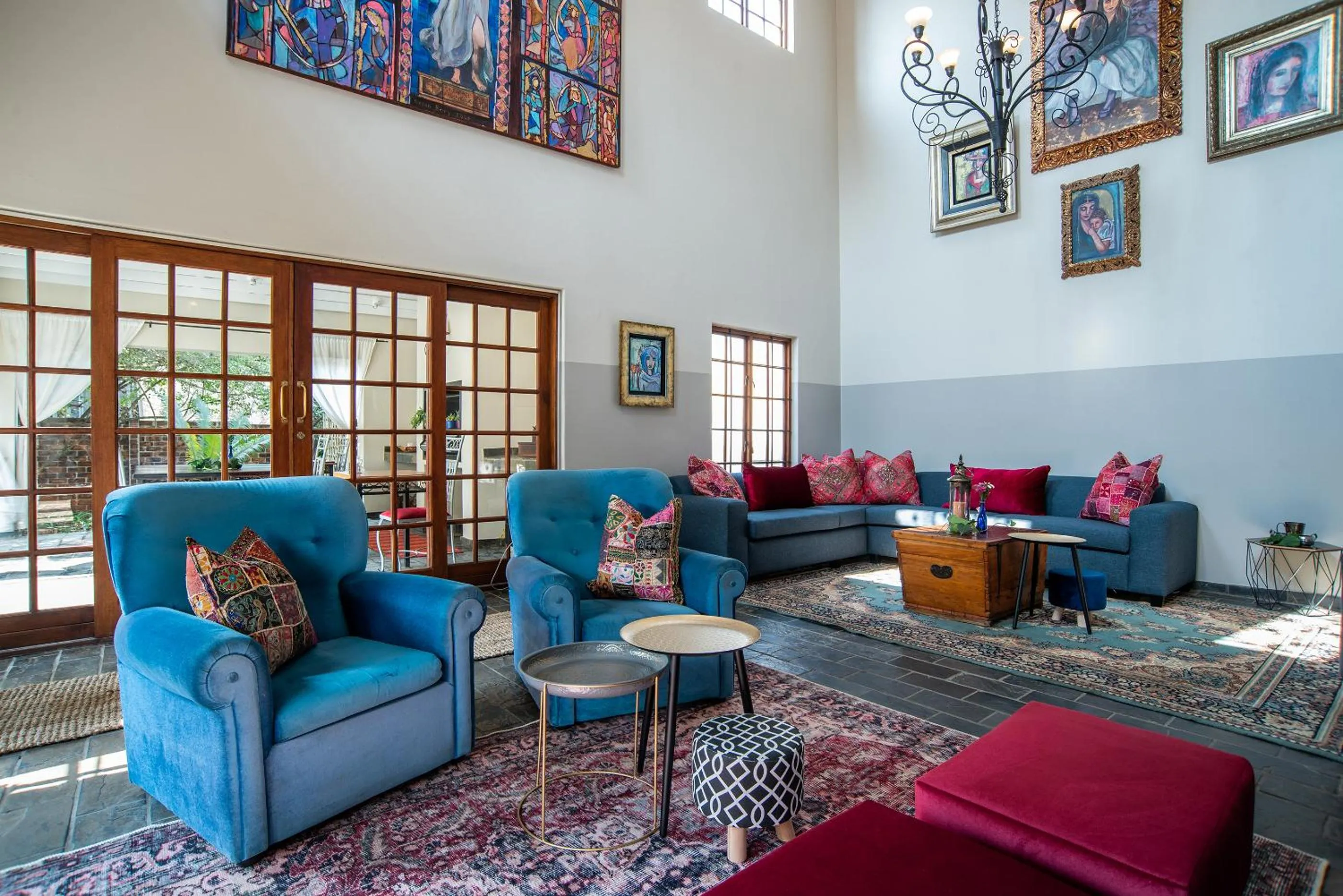 Communal lounge/ TV room in 5th Avenue Gooseberry Guest House