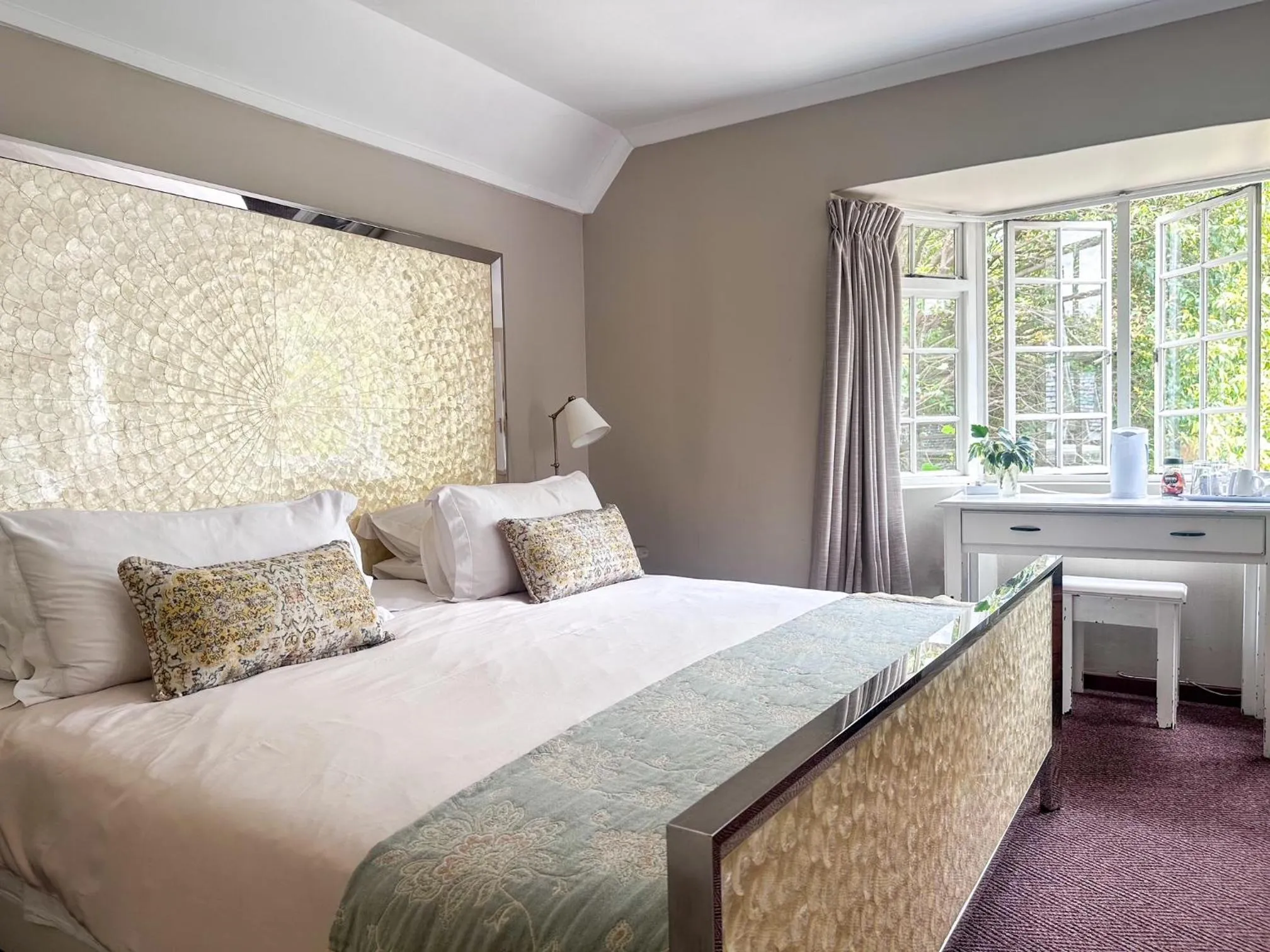 Bed in 5th Avenue Gooseberry Guest House