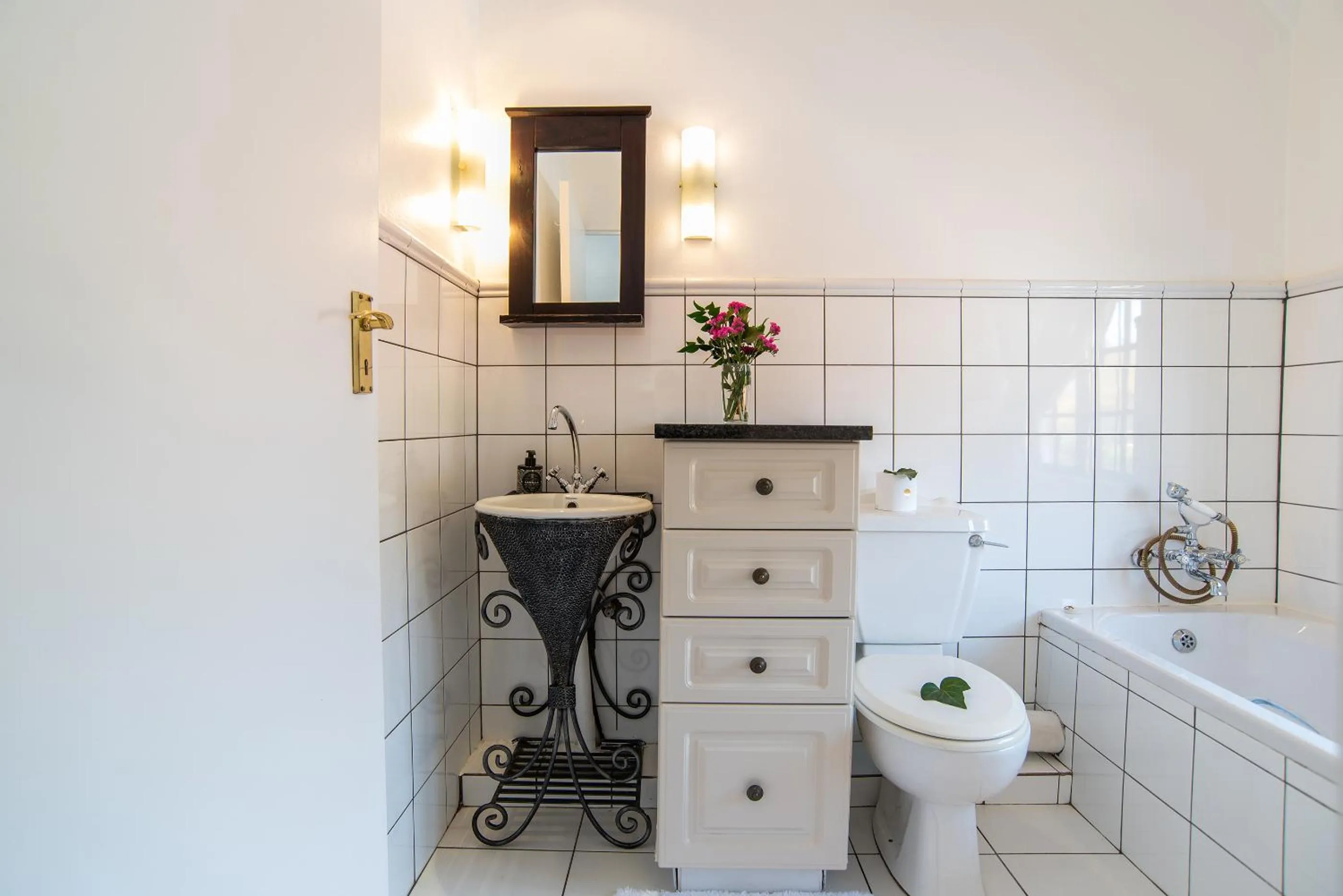 Toilet in 5th Avenue Gooseberry Guest House