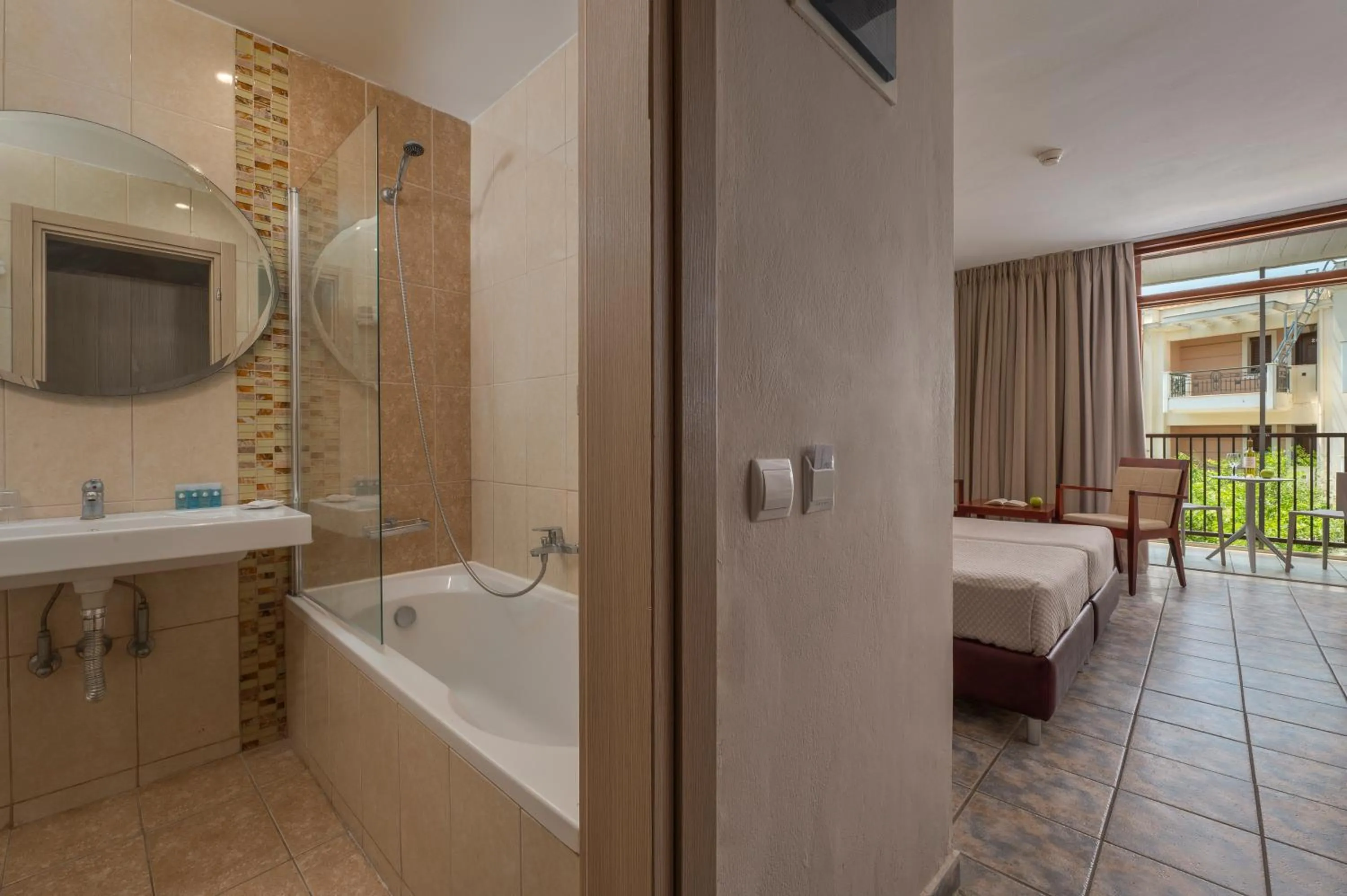 Photo of the whole room, Bed in Alkyon