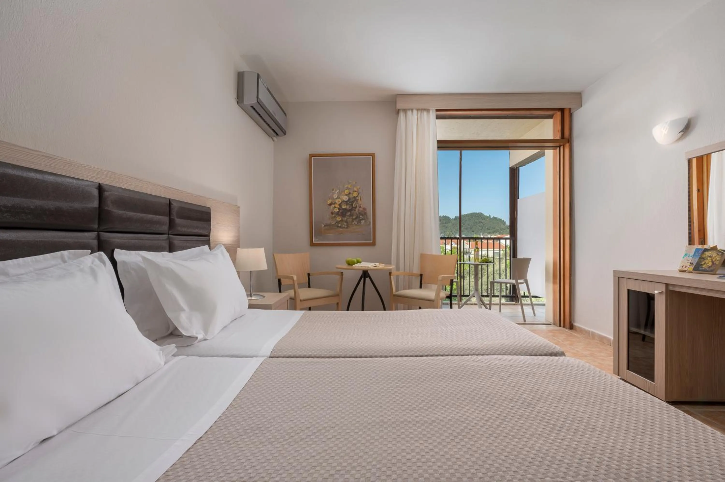 Photo of the whole room, Bed in Alkyon