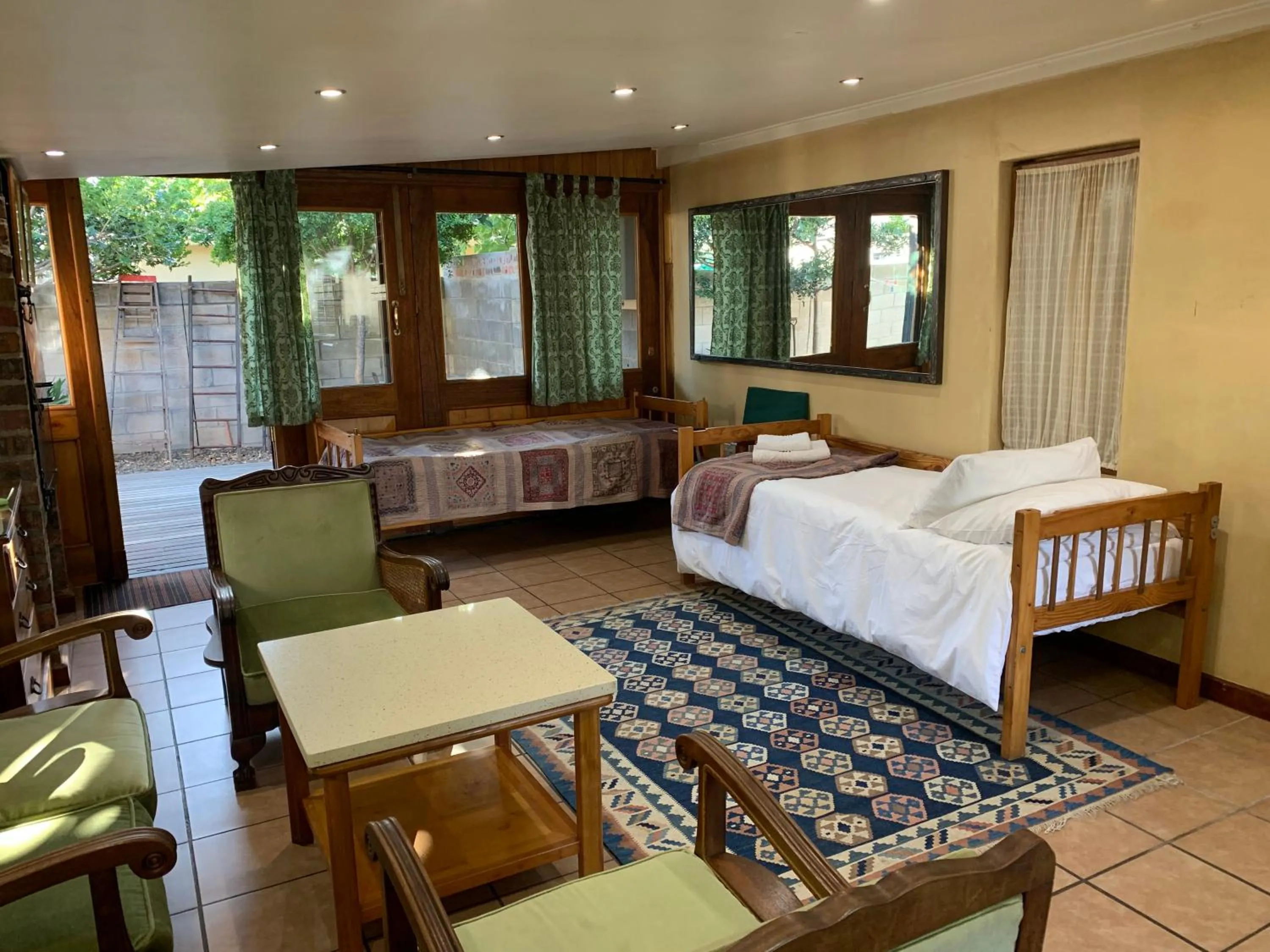 Living room, Bed in The Yard