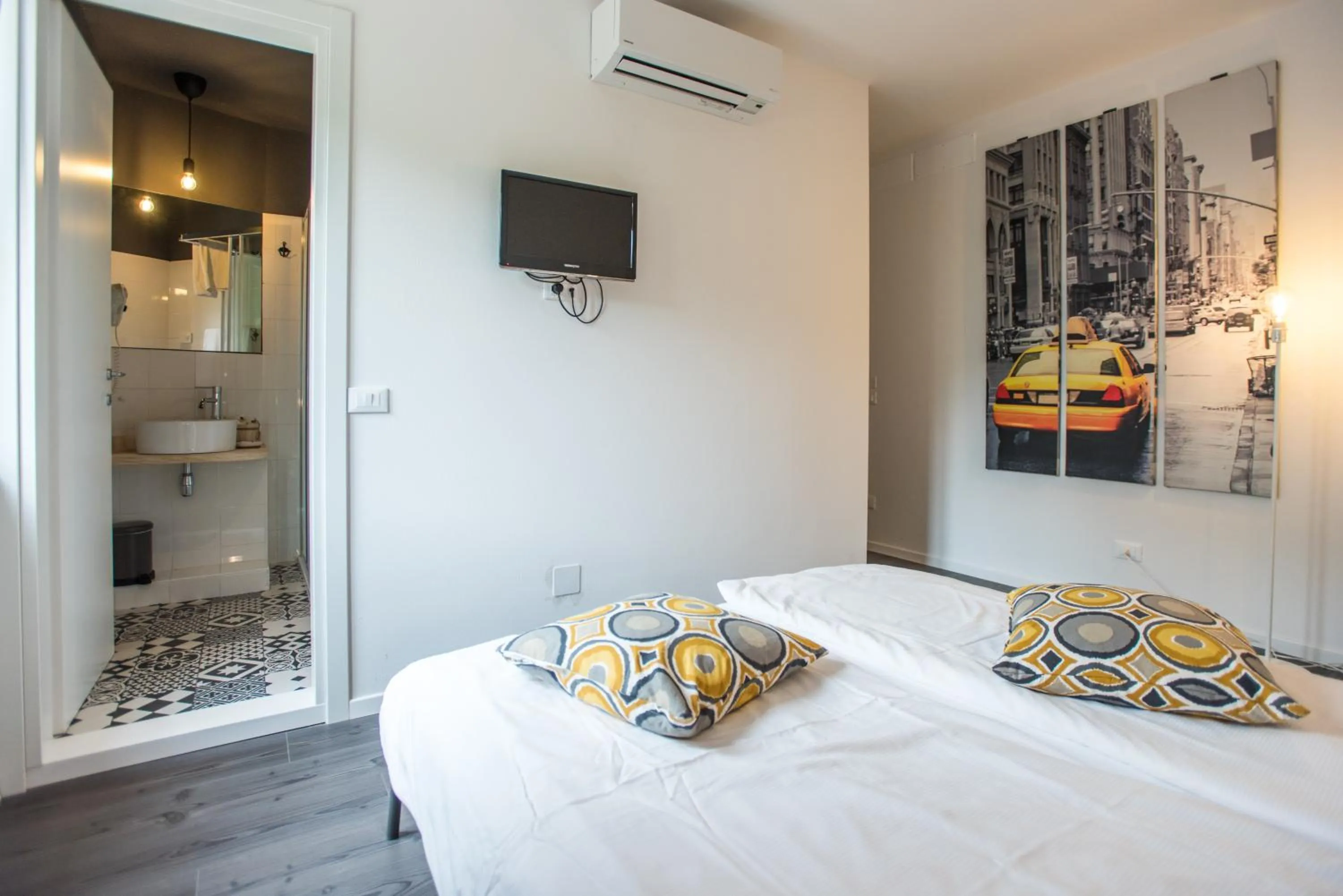 Bathroom, Bed in Hotel Villa Rina