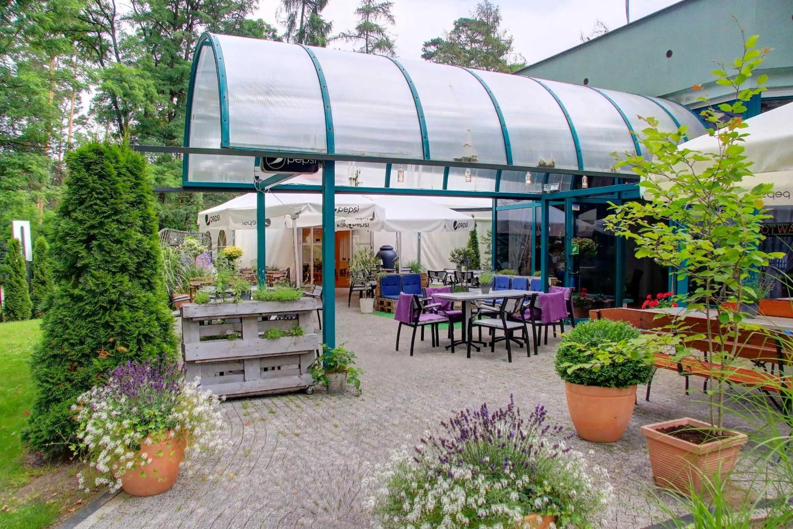 Restaurant/places to eat in Hotel Kama Park