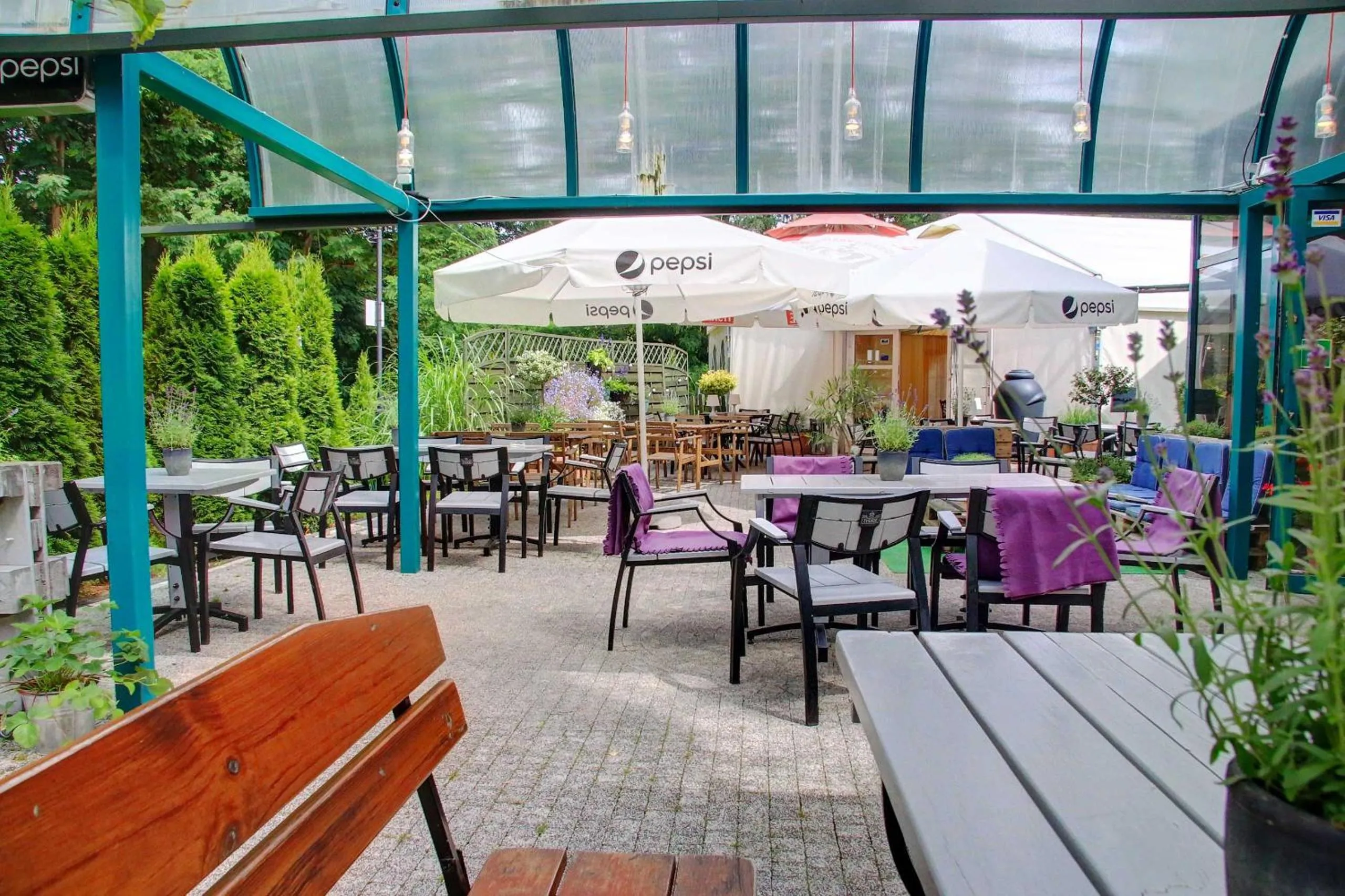 Restaurant/places to eat in Hotel Kama Park