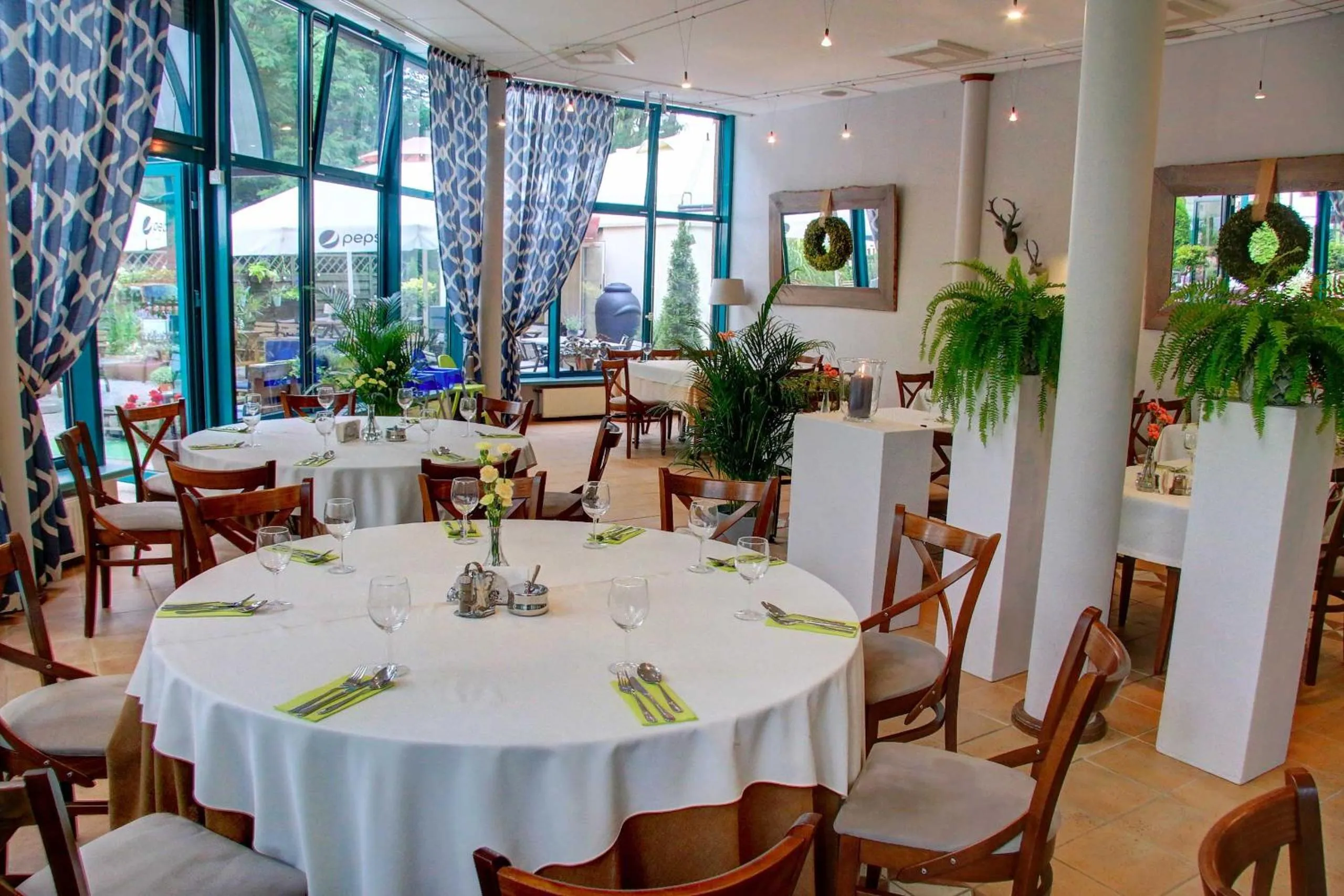 Restaurant/places to eat in Hotel Kama Park