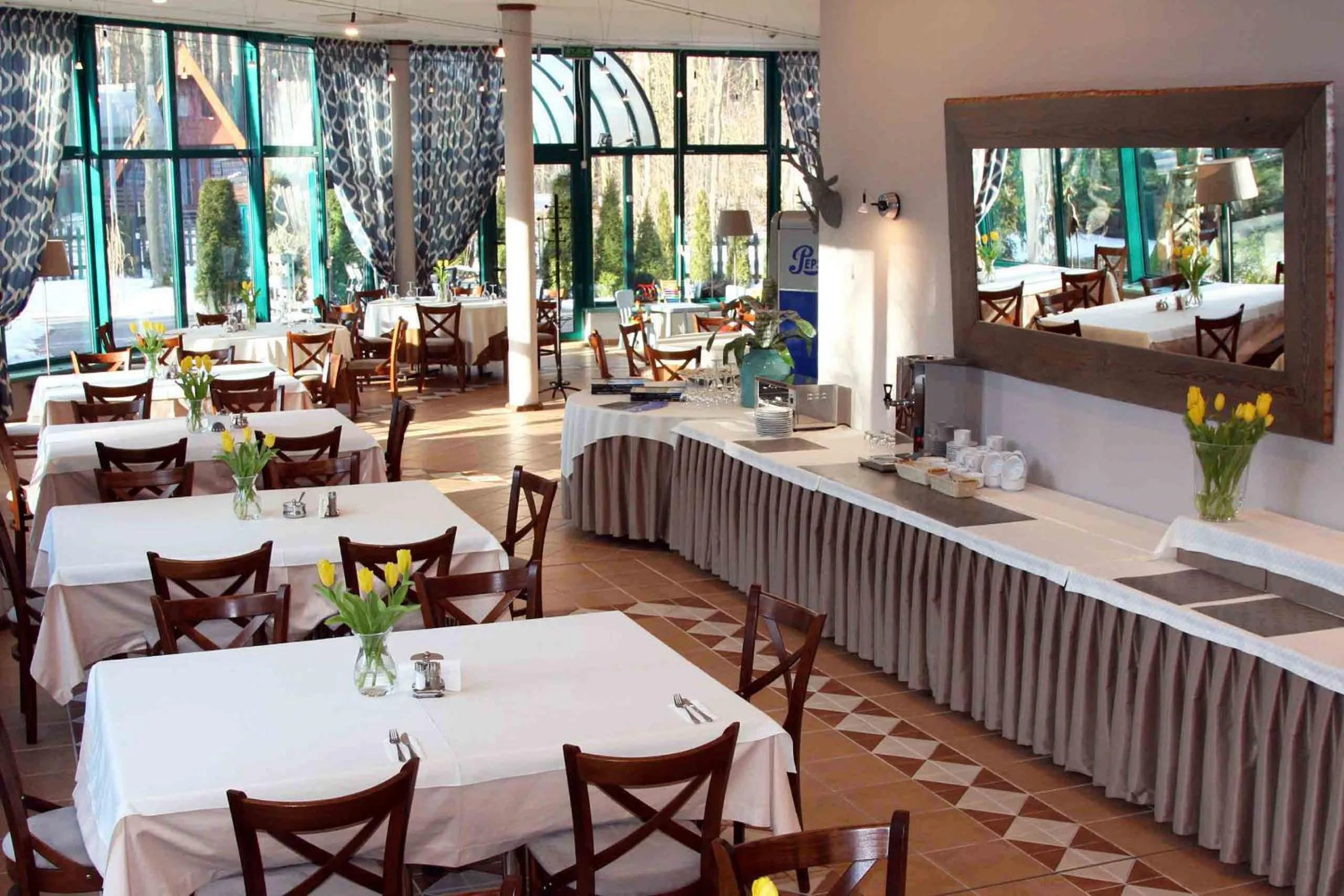 Restaurant/places to eat in Hotel Kama Park