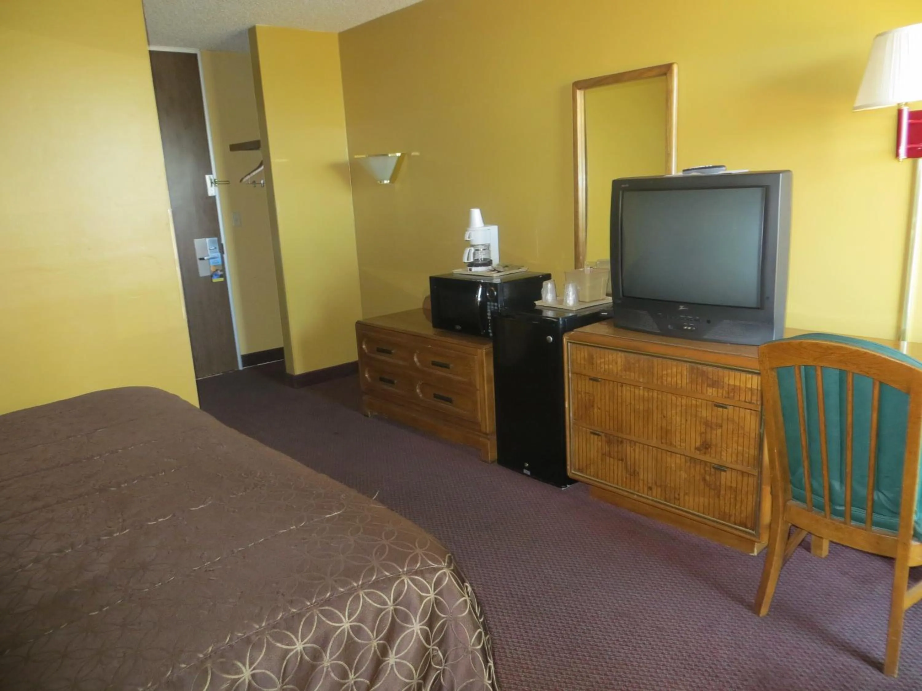 TV and multimedia, Bed in Days Inn by Wyndham Colorado Springs/Garden of the Gods