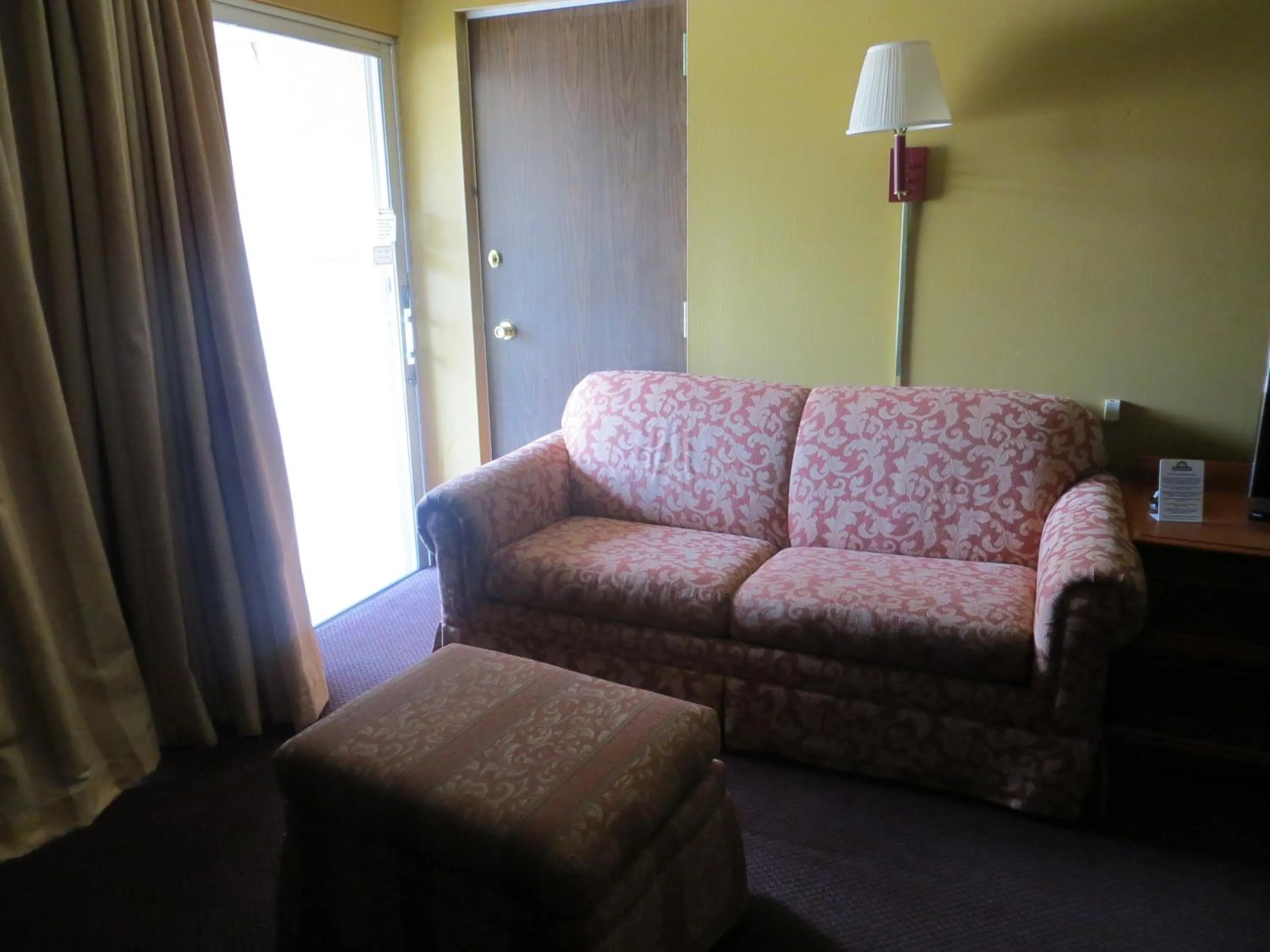 Seating area in Days Inn by Wyndham Colorado Springs/Garden of the Gods