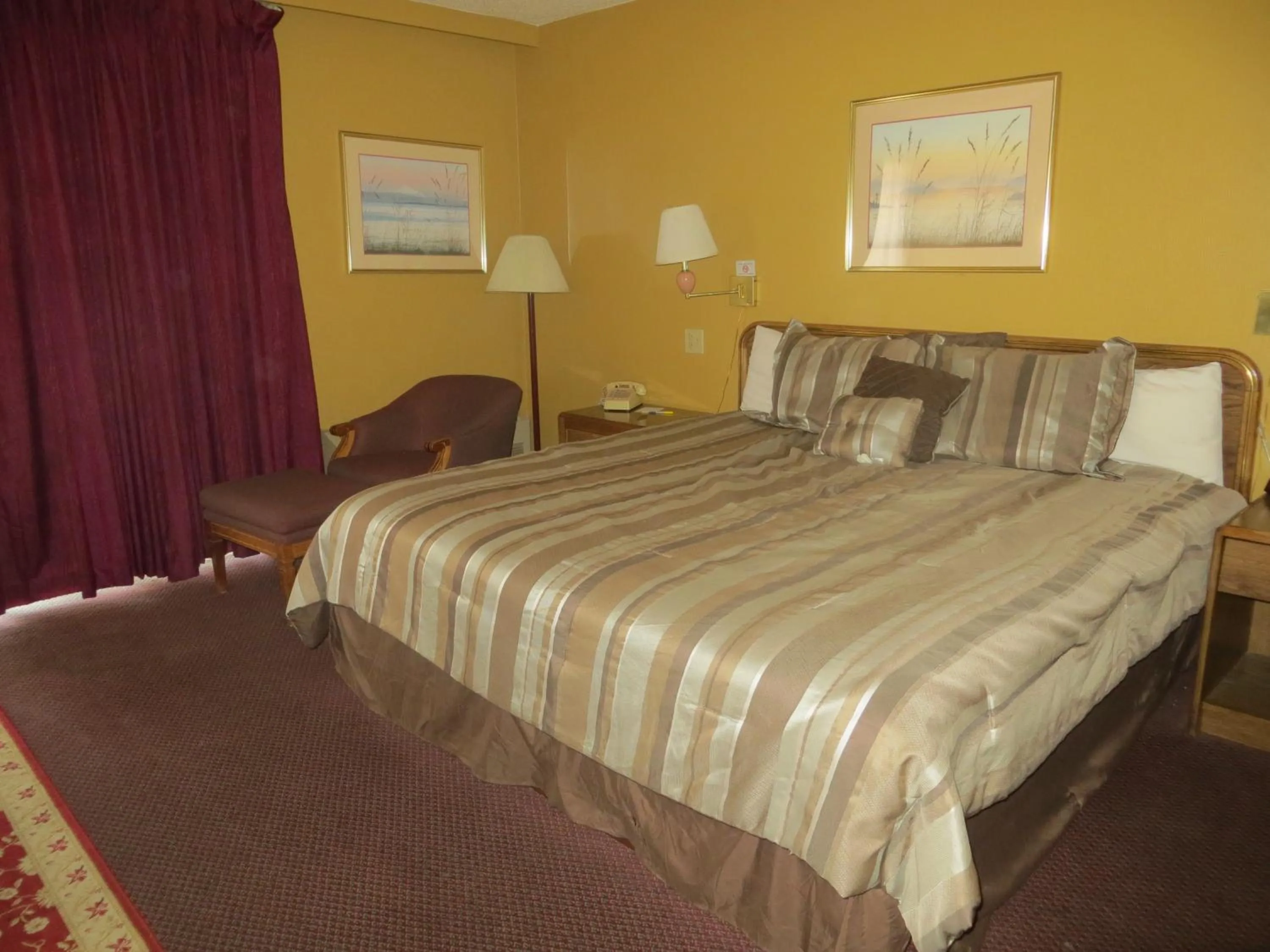 Bed in Days Inn by Wyndham Colorado Springs/Garden of the Gods