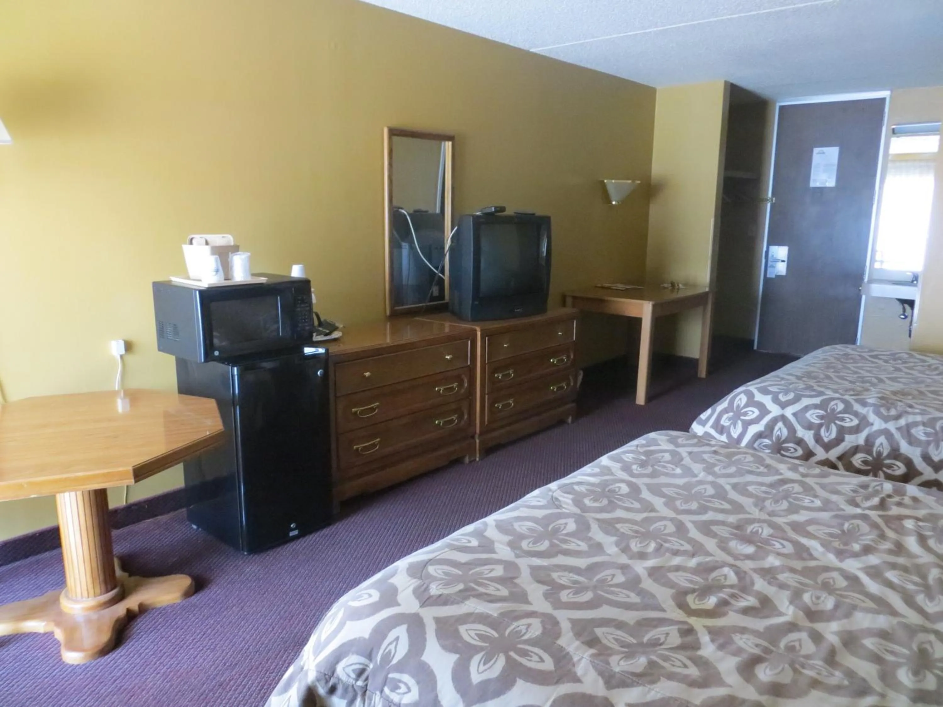 TV and multimedia, Bed in Days Inn by Wyndham Colorado Springs/Garden of the Gods