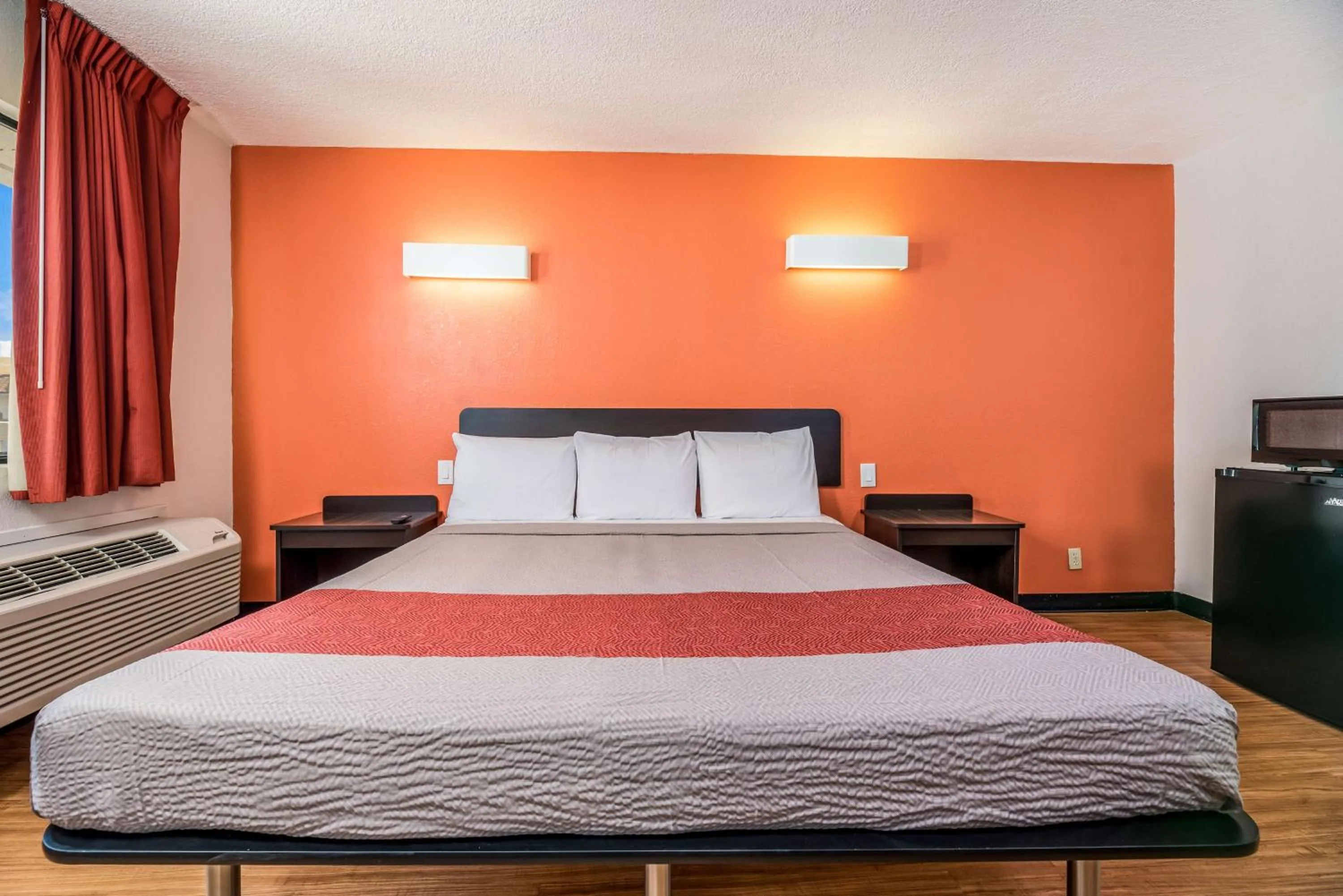 Photo of the whole room, Bed in Motel 6-Westley, CA