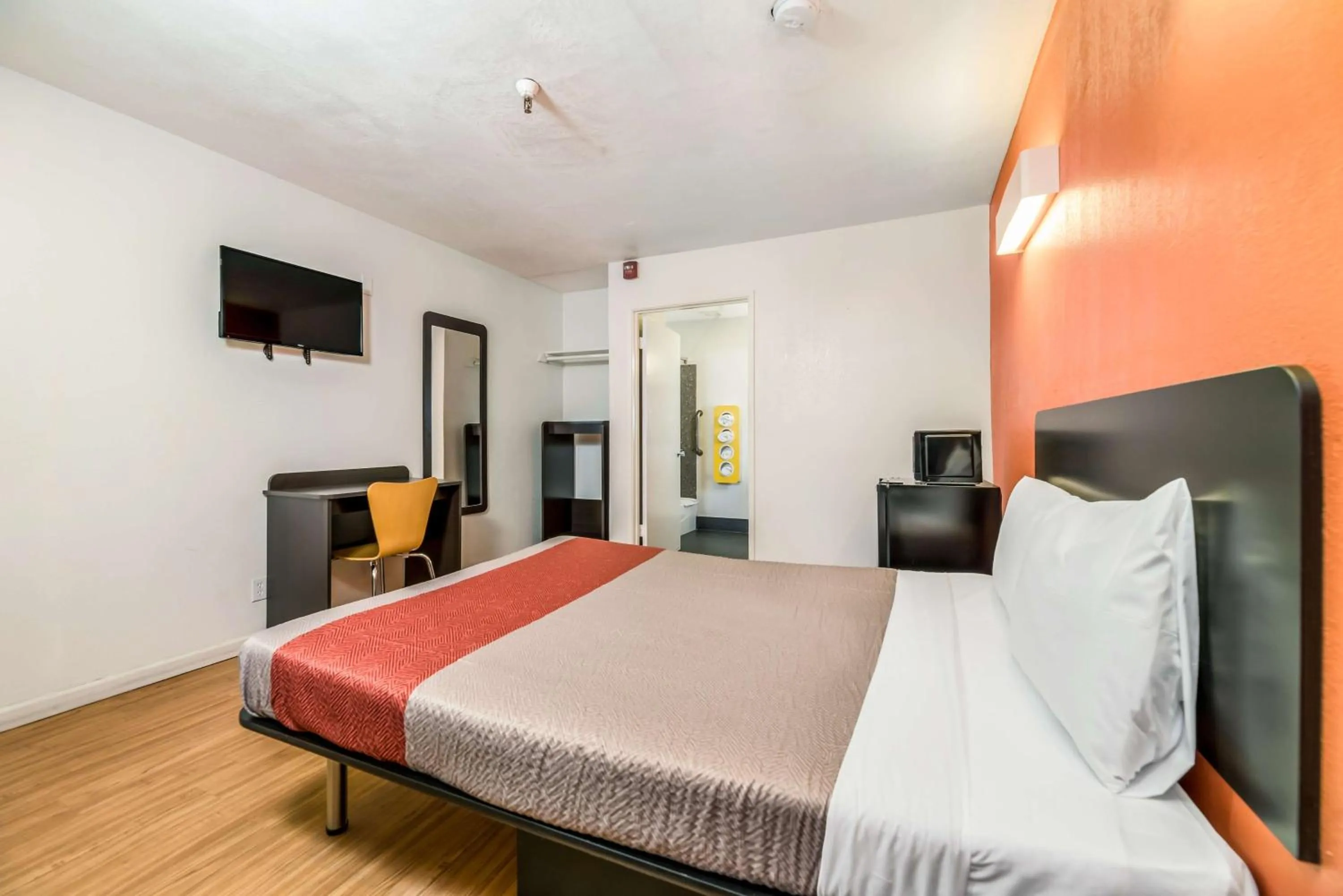 Photo of the whole room, Bed in Motel 6-Westley, CA