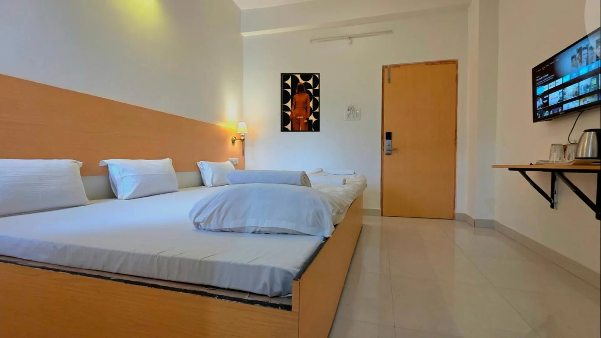 Photo of the whole room, Bed in The White Canyon