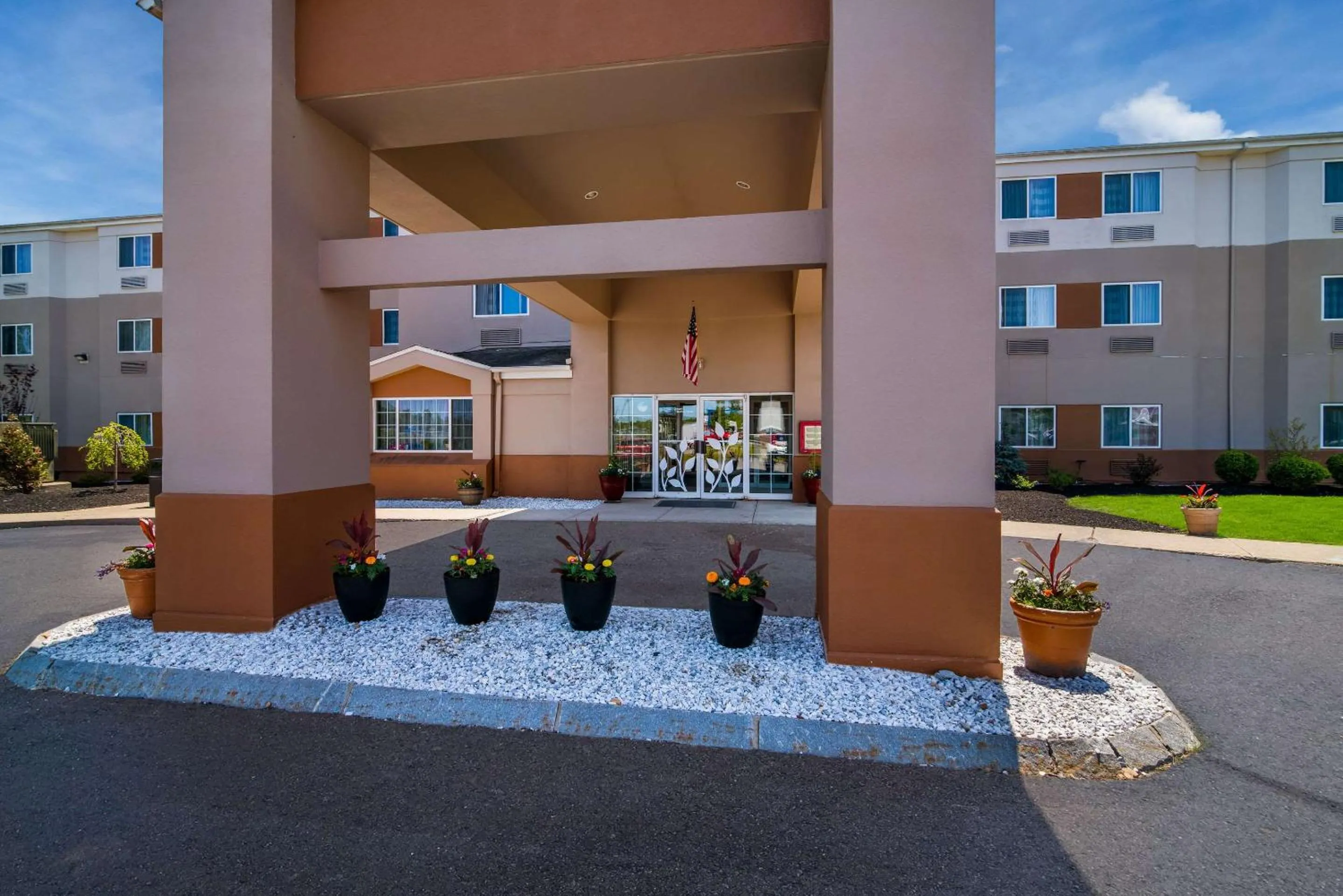 Property building in Garner Hotel Londonderry - Manchester by IHG