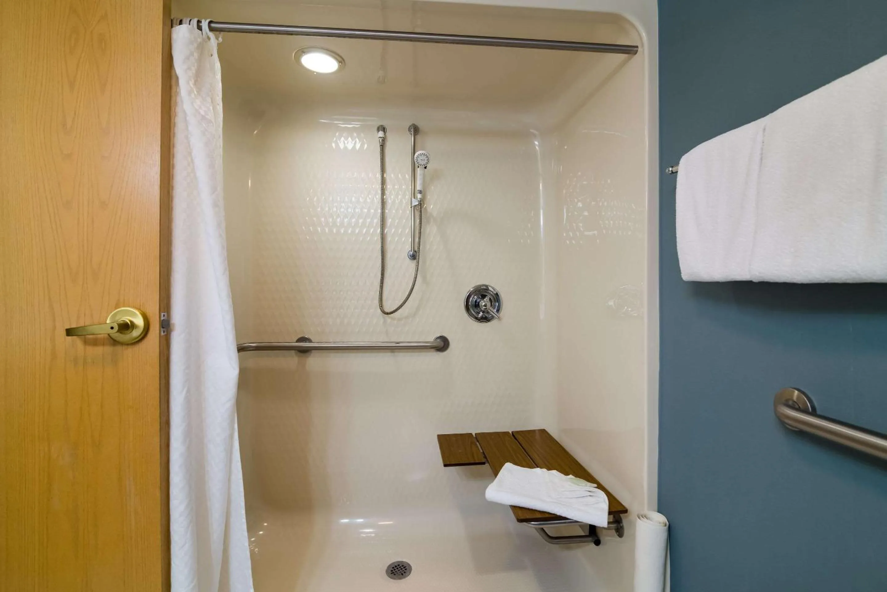 Bedroom in Garner Hotel Londonderry - Manchester by IHG