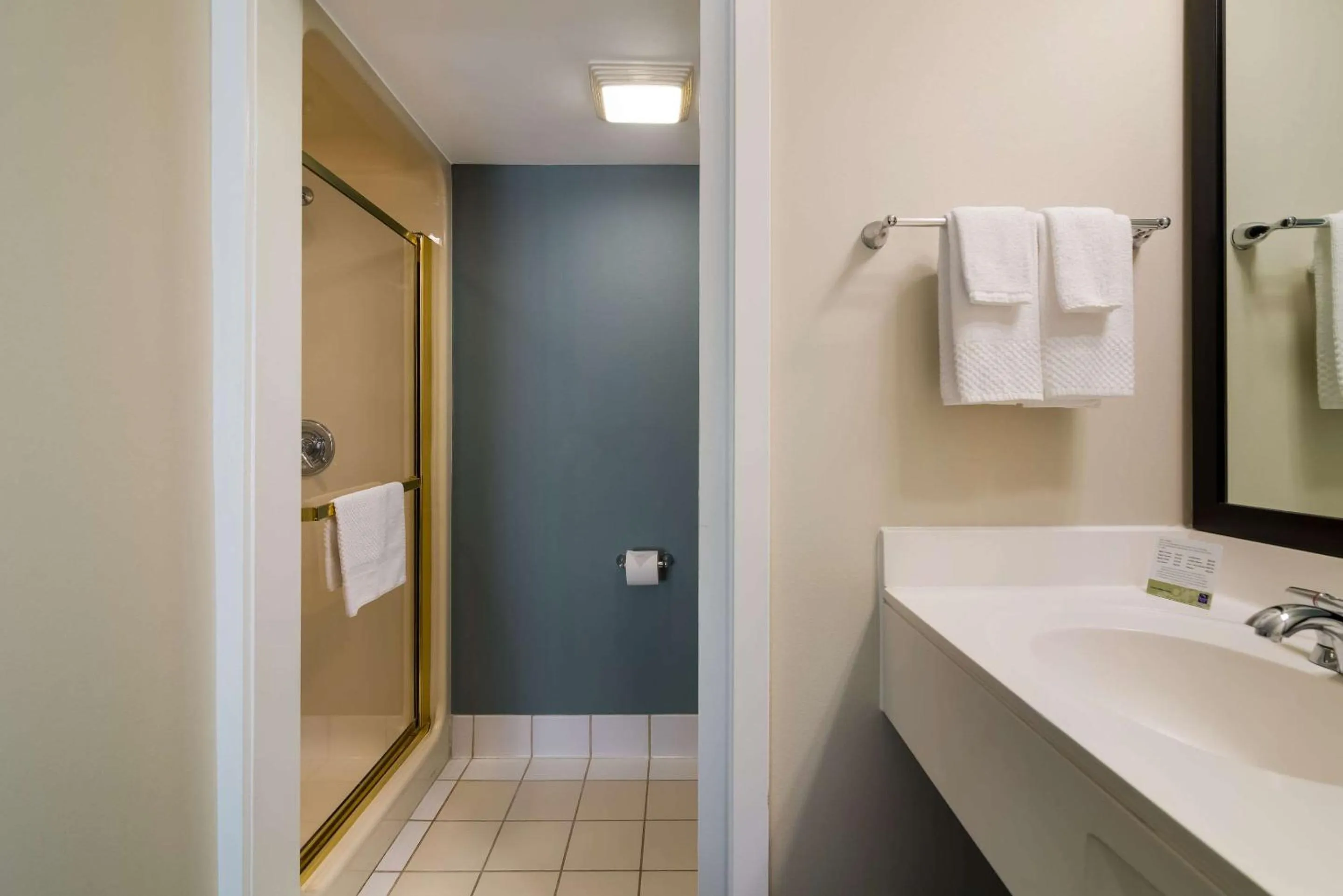 Bedroom in Garner Hotel Londonderry - Manchester by IHG