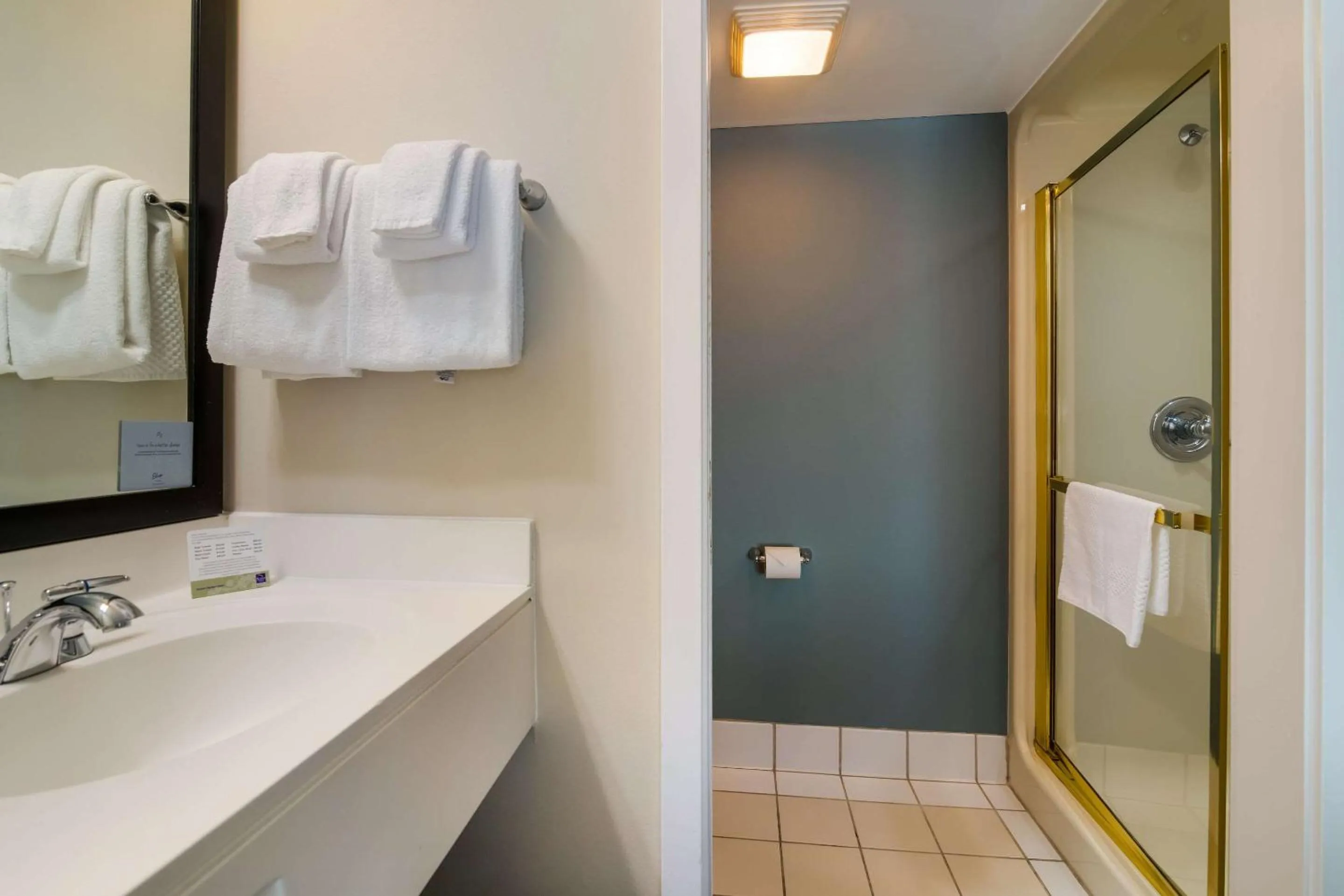 Bedroom in Garner Hotel Londonderry - Manchester by IHG