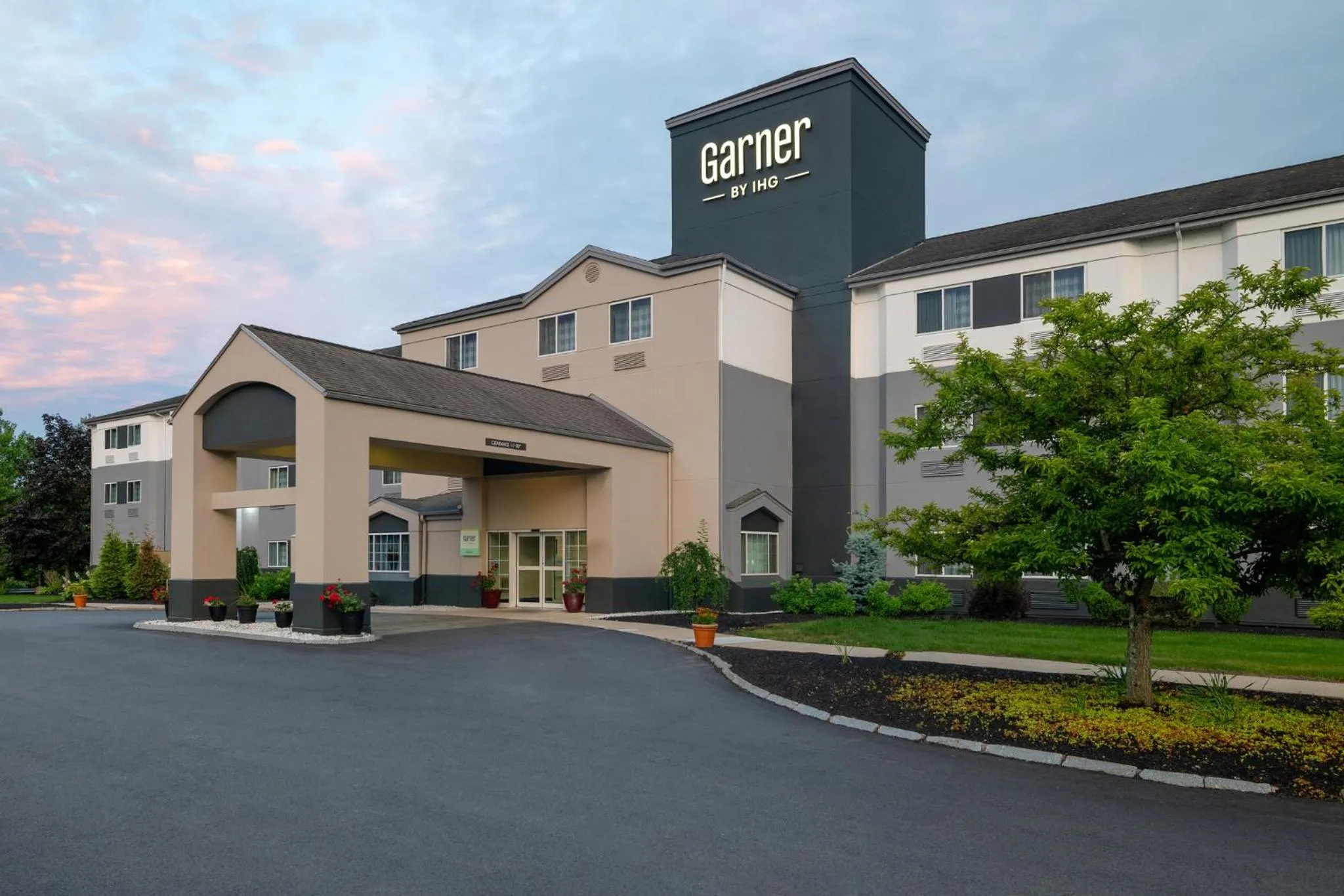 Property building in Garner Hotel Londonderry - Manchester by IHG