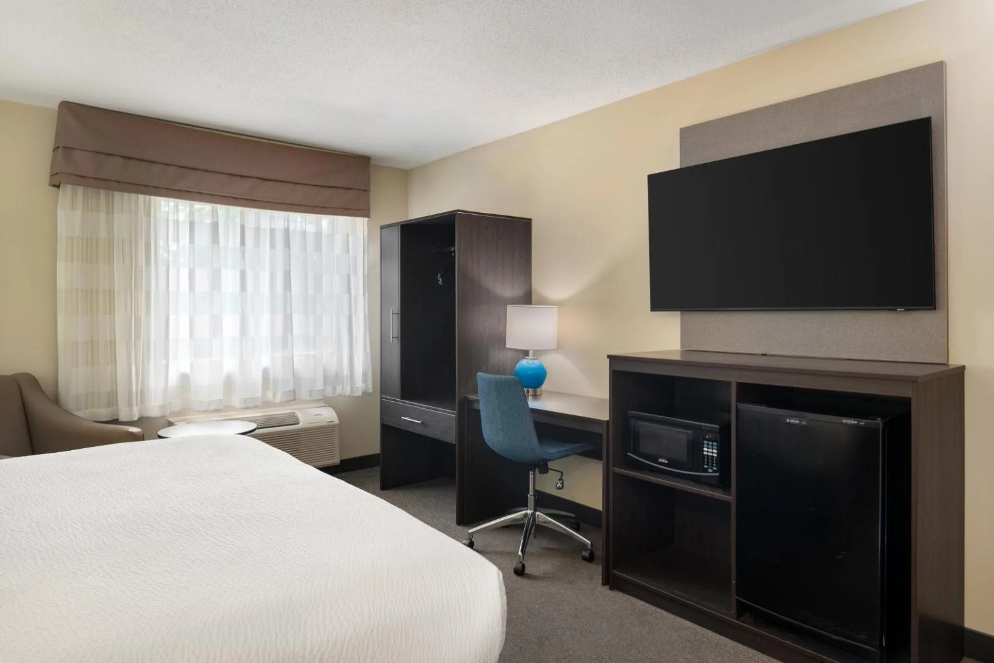 Photo of the whole room, Bed in Garner Hotel Londonderry - Manchester by IHG