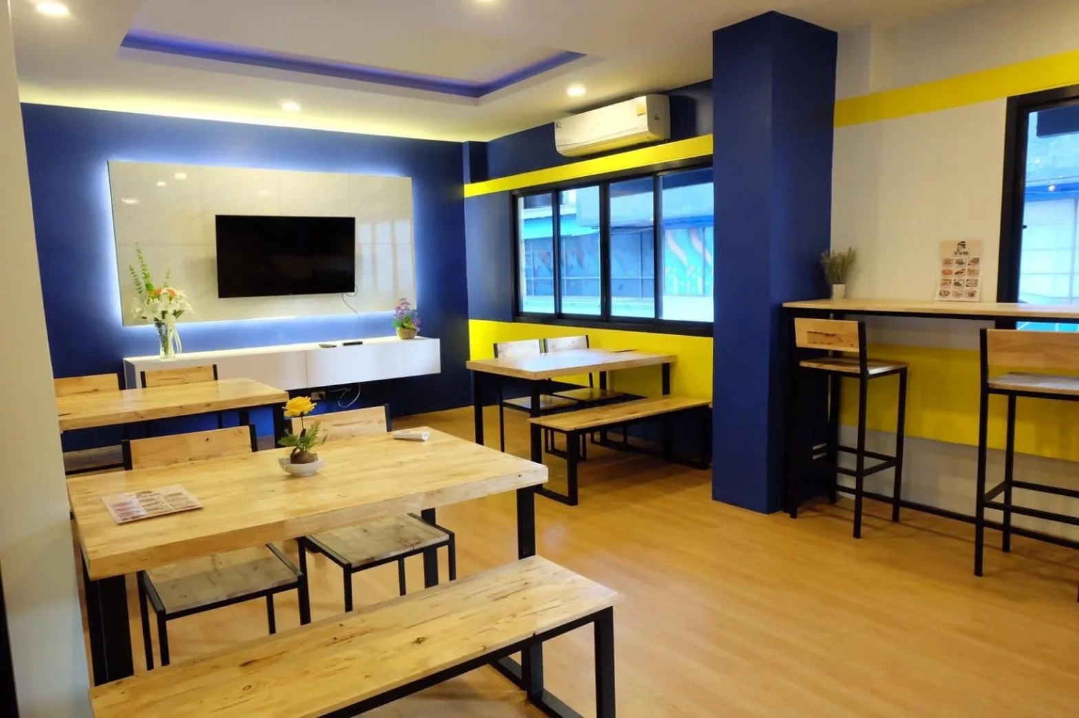 Communal lounge/ TV room in Tuk Tuk Hostel