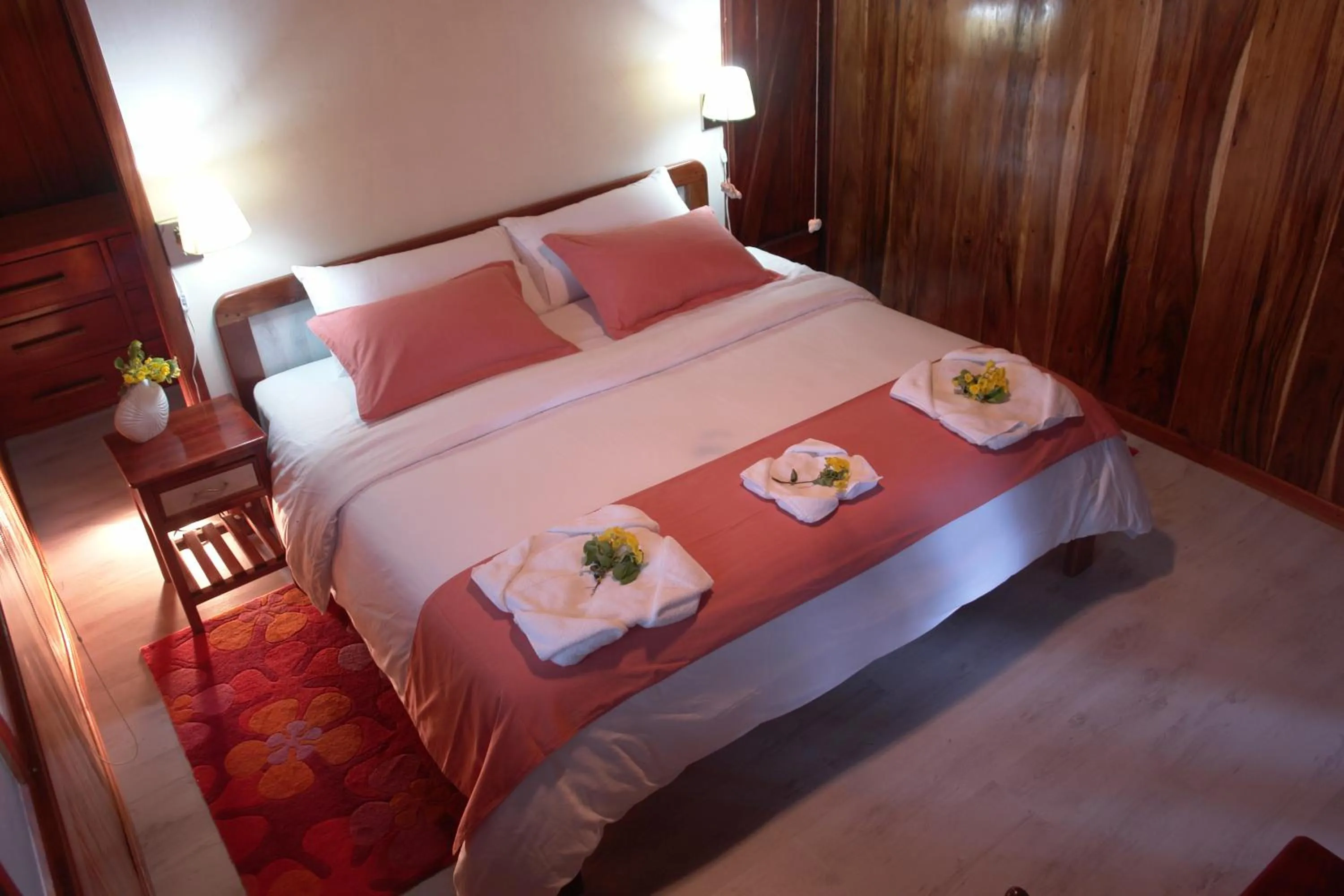 Photo of the whole room, Bed in The Wooden House Hotel