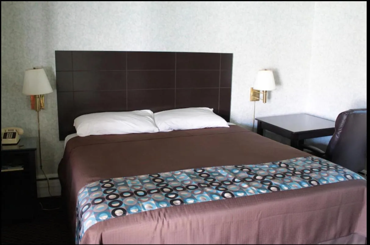 Bed in Wagon Wheel Inn