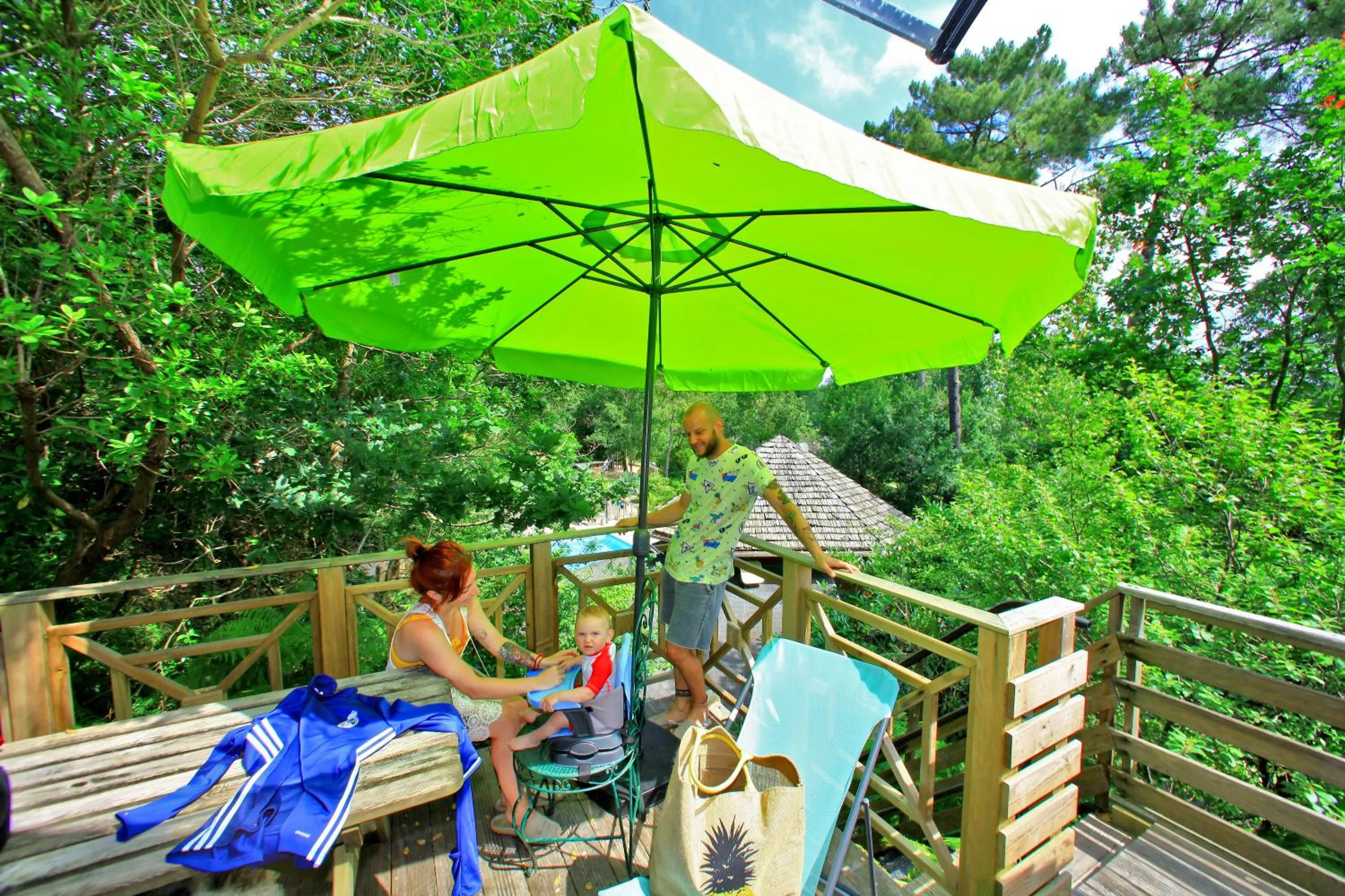 People in Village Nature et Océan à côté de la plage avec piscine et jacuzzi