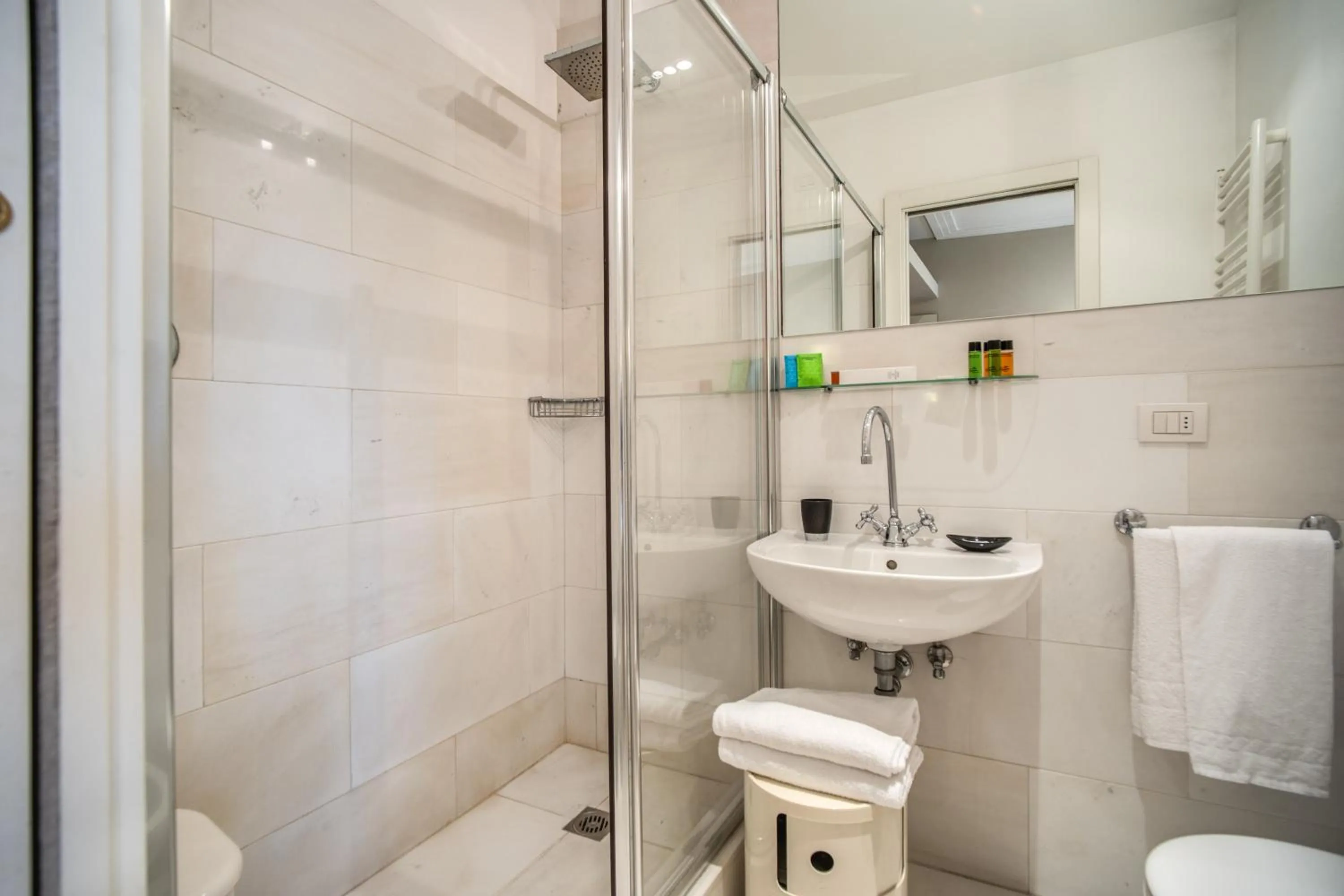 Shower in Gonfalone 6