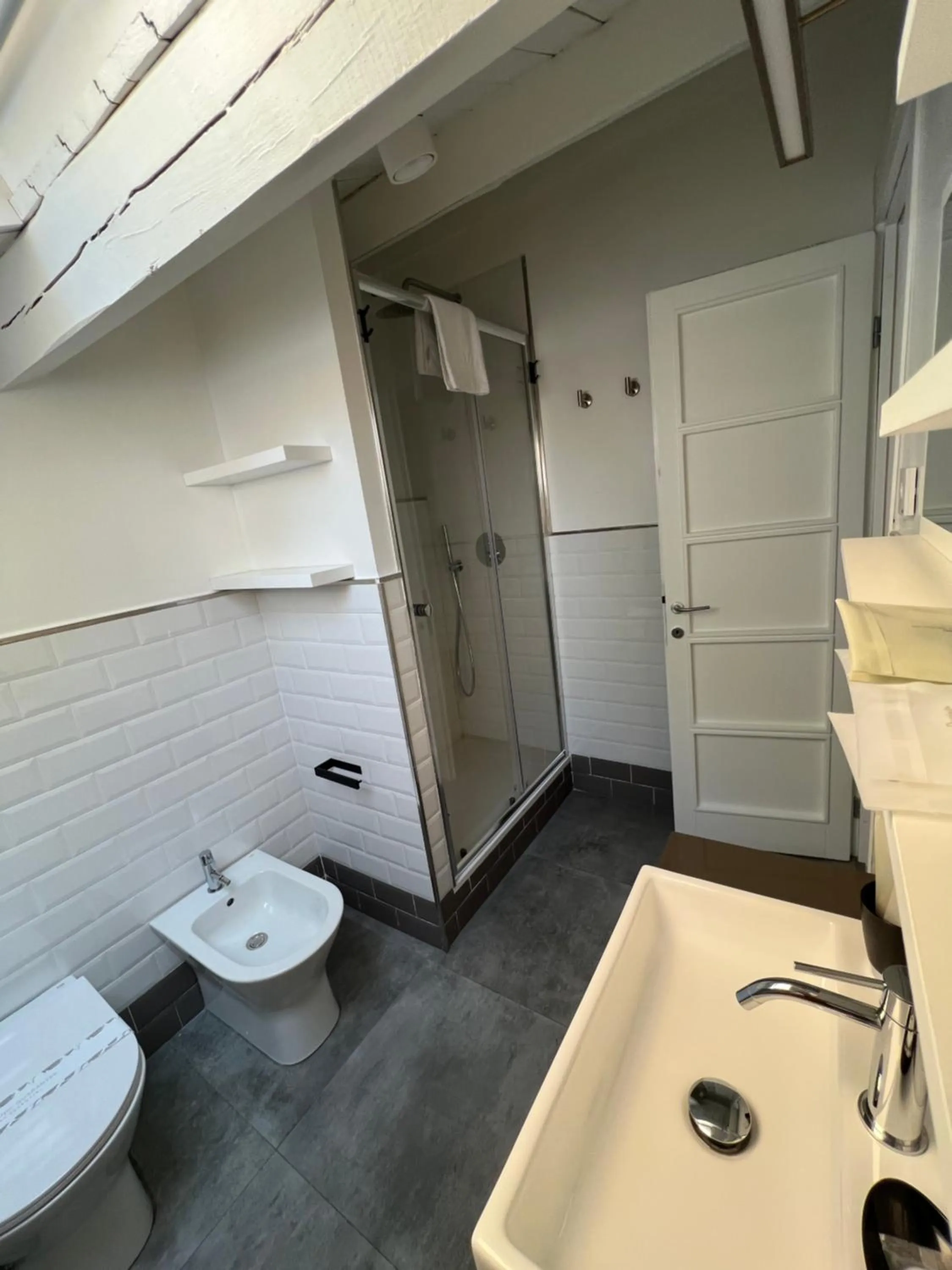 Shower in Gonfalone 6