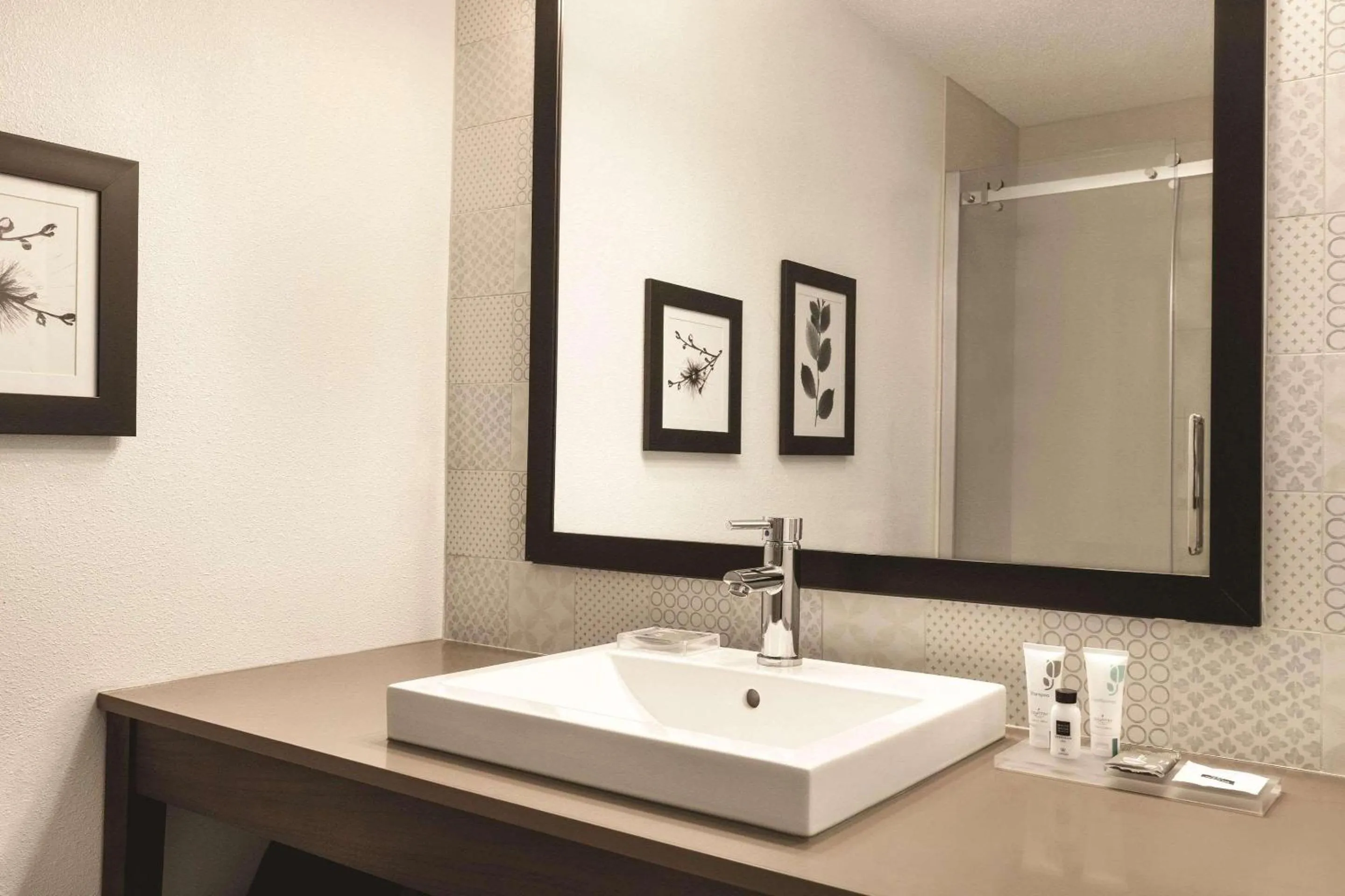 Bedroom in Country Inn & Suites by Radisson, Buffalo, MN